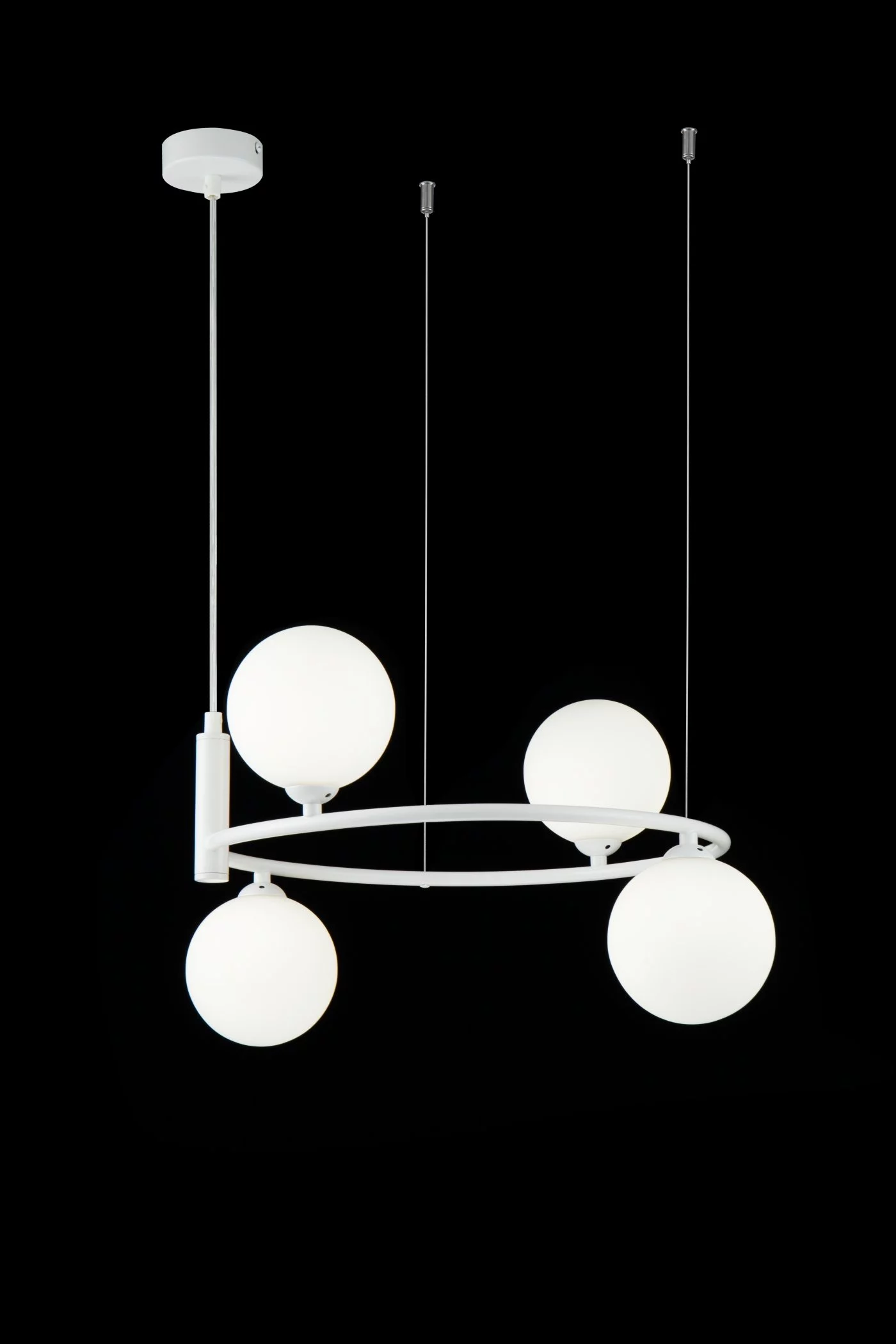   
                        Люстра MAYTONI (Німеччина) 17047    
                         у стилі хай-тек.  
                        Тип джерела світла: cвітлодіодні led, галогенні.                         Форма: коло.                         Кольори плафонів і підвісок: білий.                         Матеріал: скло.                          фото 2
