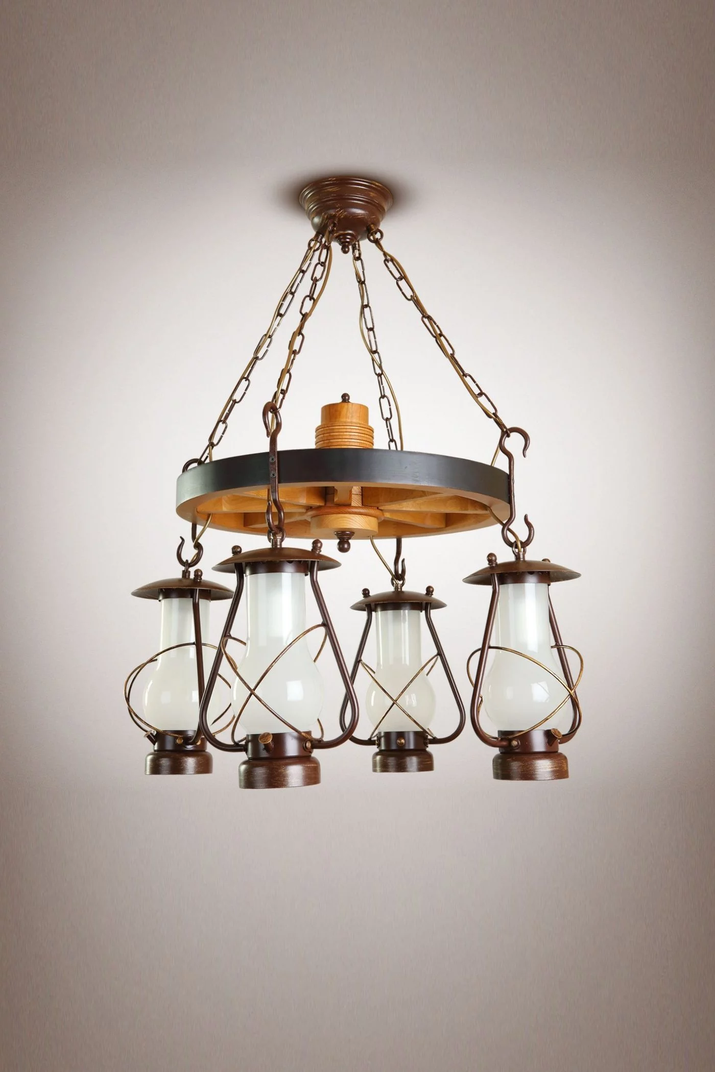   
                        
                        Люстра NB LIGHT (Україна) 17173    
                         У стилі Кантрі.  
                        Тип джерела світла: світлодіодна лампа, змінна.                         Форма: Колесо.                         Кольори плафонів і підвісок: Білий.                         Матеріал: Скло.                          фото 1