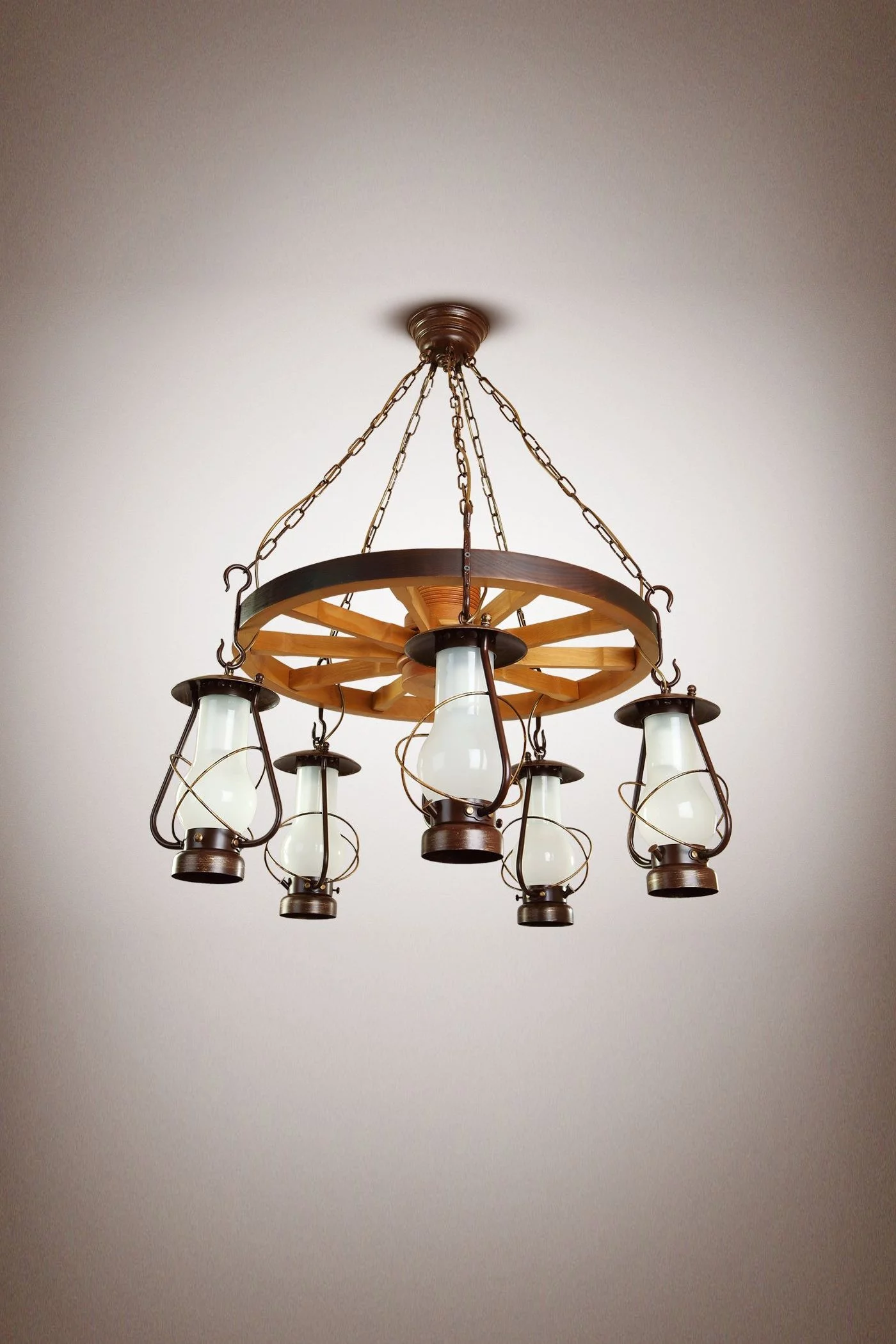   
                        
                        Люстра NB LIGHT (Україна) 17260    
                         У стилі Кантрі.  
                        Тип джерела світла: світлодіодна лампа, змінна.                         Форма: Колесо.                         Кольори плафонів і підвісок: Білий.                         Матеріал: Скло.                          фото 1