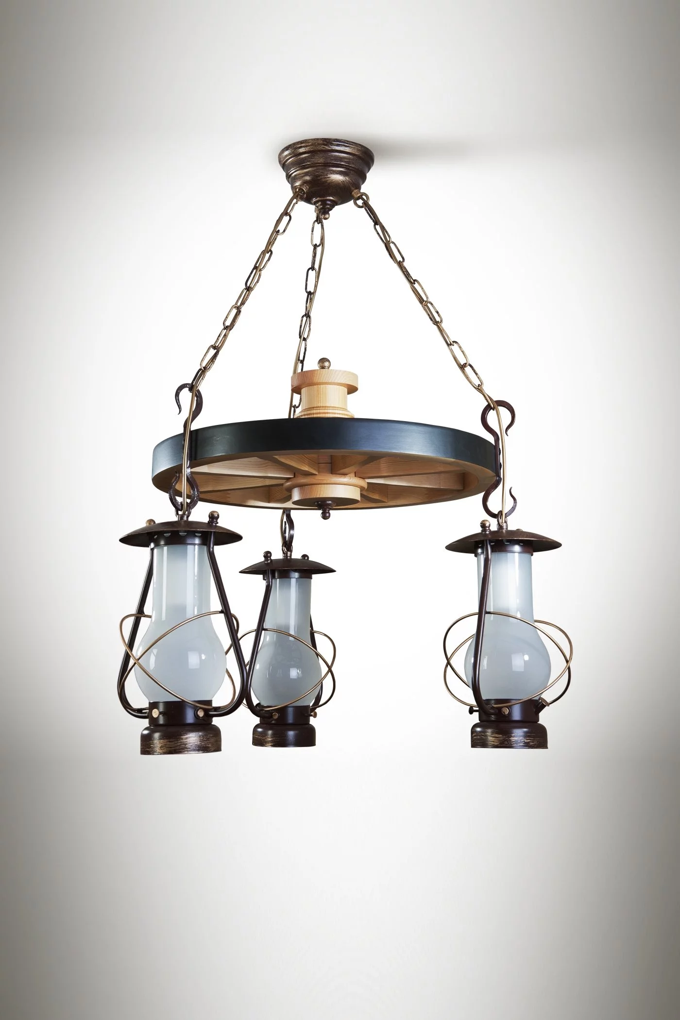   
                        
                        Люстра NB LIGHT (Україна) 17263    
                         У стилі Кантрі.  
                        Тип джерела світла: світлодіодна лампа, змінна.                         Форма: Колесо.                         Кольори плафонів і підвісок: Білий.                         Матеріал: Скло.                          фото 2