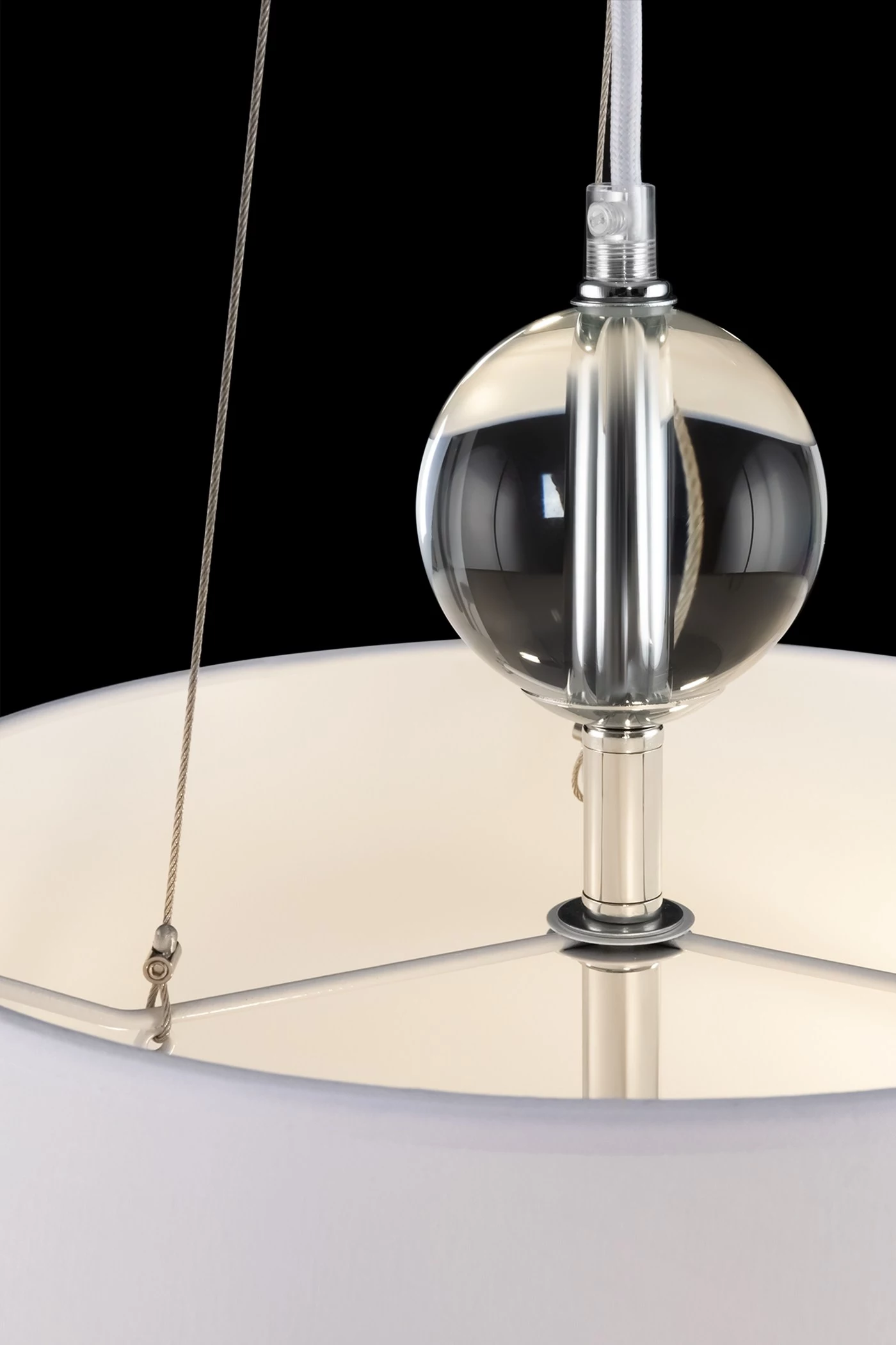  
                        Люстра MAYTONI (Німеччина) 17381    
                         у стилі Модерн.  
                        Тип джерела світла: світлодіодна лампа, змінна.                         Форма: Коло.                         Кольори плафонів і підвісок: Білий.                         Матеріал: Тканина, Пластик.                          фото 7