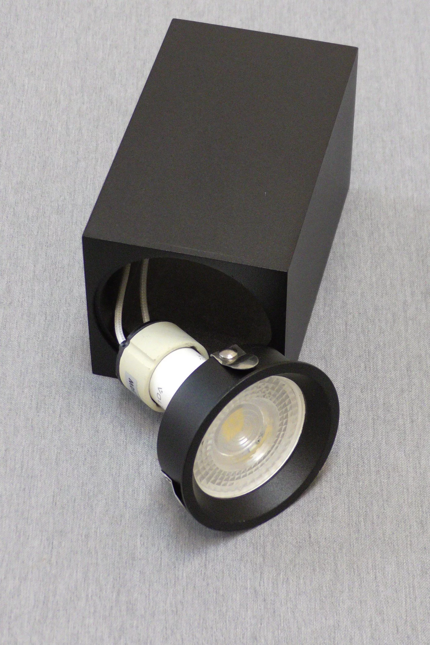   
                        Точечный светильник MAYTONI  (Германия) 17501    
                         в стиле лофт.  
                        Тип источника света: светодиодные led, галогенные.                         Форма: параллелепипед.                         Цвета плафонов и подвесок: черный.                         Материал: алюминий.                          фото 10
