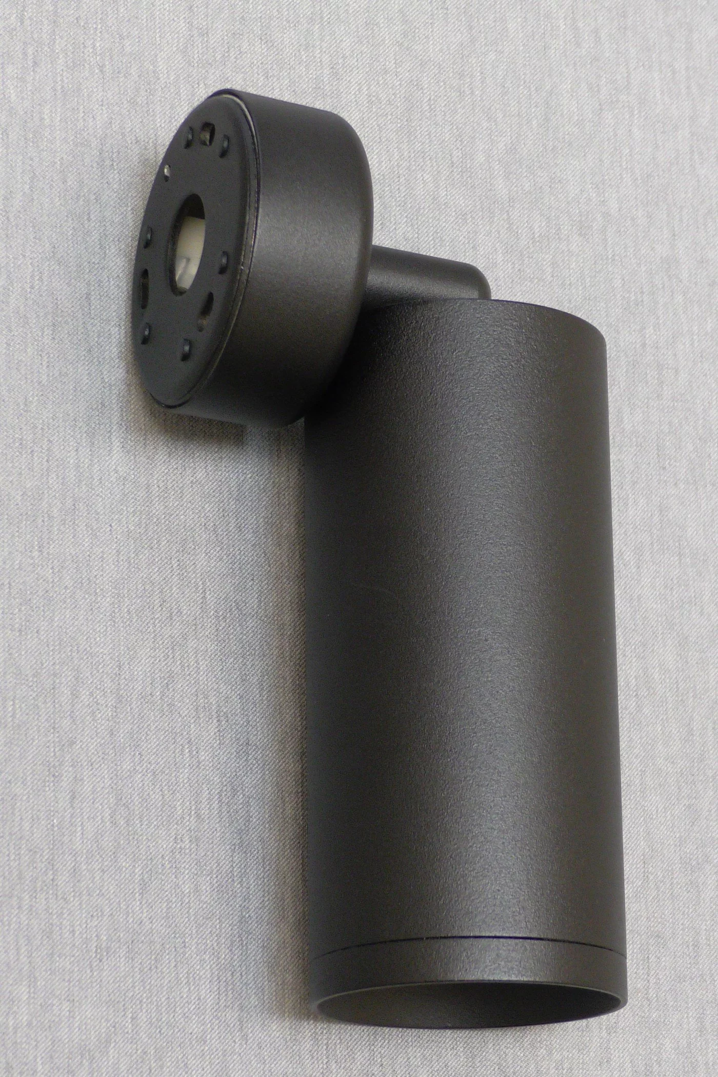  
                        Точковий світильник MAYTONI (Німеччина) 17503    
                         у стилі лофт.  
                        Тип джерела світла: cвітлодіодні led, галогенні.                         Форма: циліндр.                         Кольори плафонів і підвісок: чорний.                         Матеріал: алюміній.                          фото 4