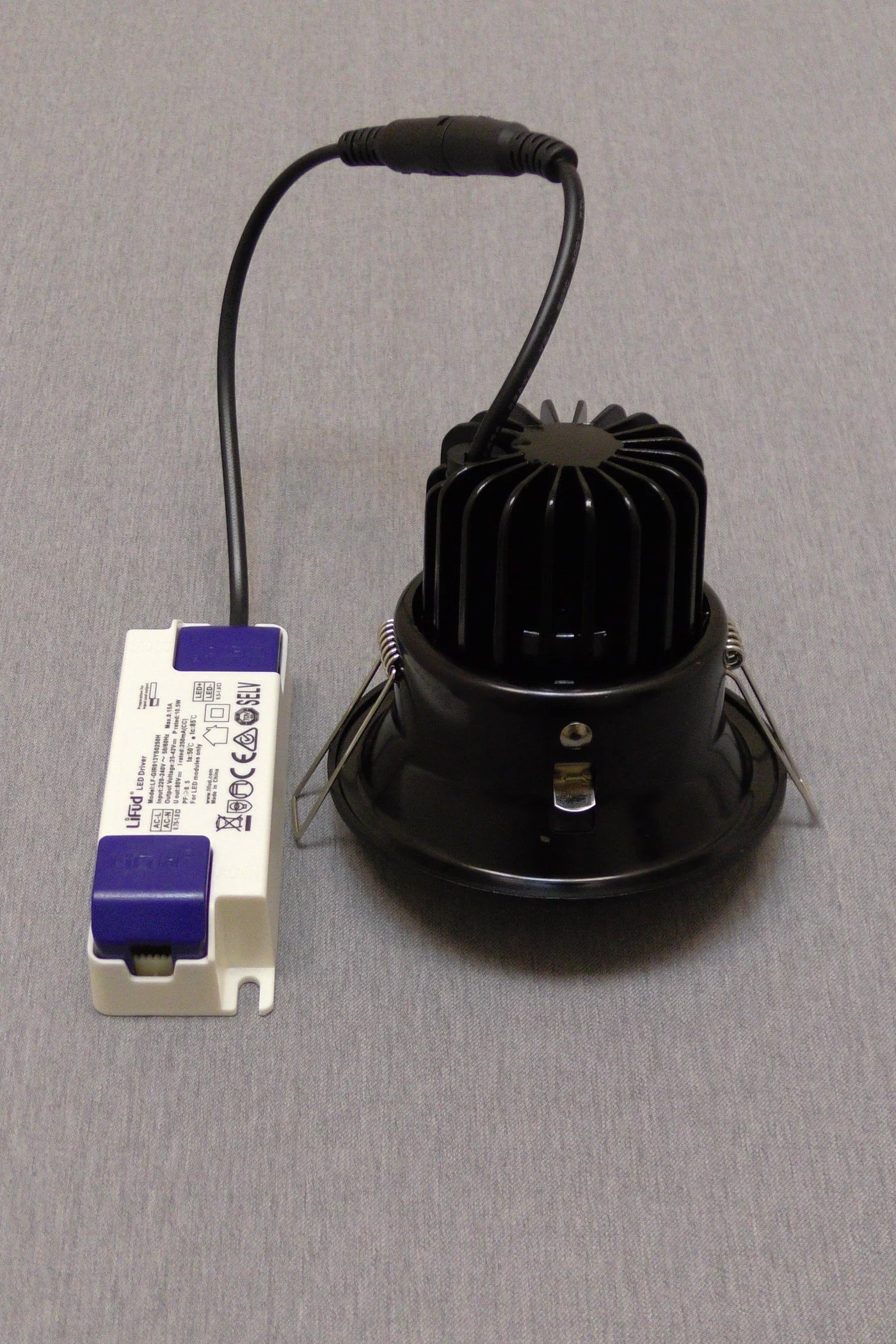   
                        Точковий світильник MAYTONI (Німеччина) 17507    
                         у стилі Хай-тек.  
                        Тип джерела світла: вбудований led-модуль, незмінний.                         Форма: Коло.                         Кольори плафонів і підвісок: Чорний.                         Матеріал: Алюміній.                          фото 5