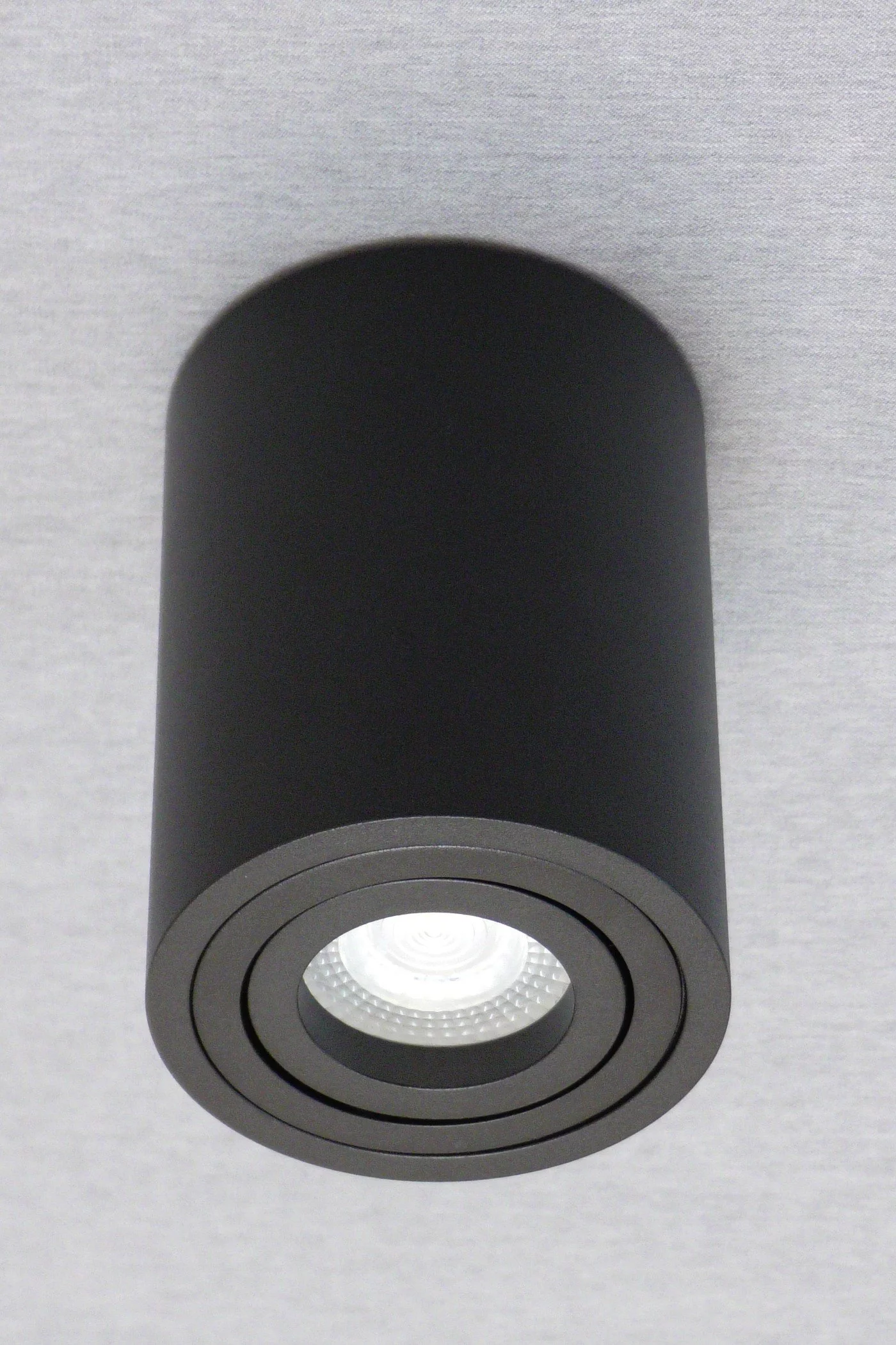   
                        Точковий світильник MAYTONI (Німеччина) 17528    
                         у стилі лофт.  
                        Тип джерела світла: cвітлодіодні led, галогенні.                         Форма: циліндр.                         Кольори плафонів і підвісок: чорний.                         Матеріал: алюміній.                          фото 11