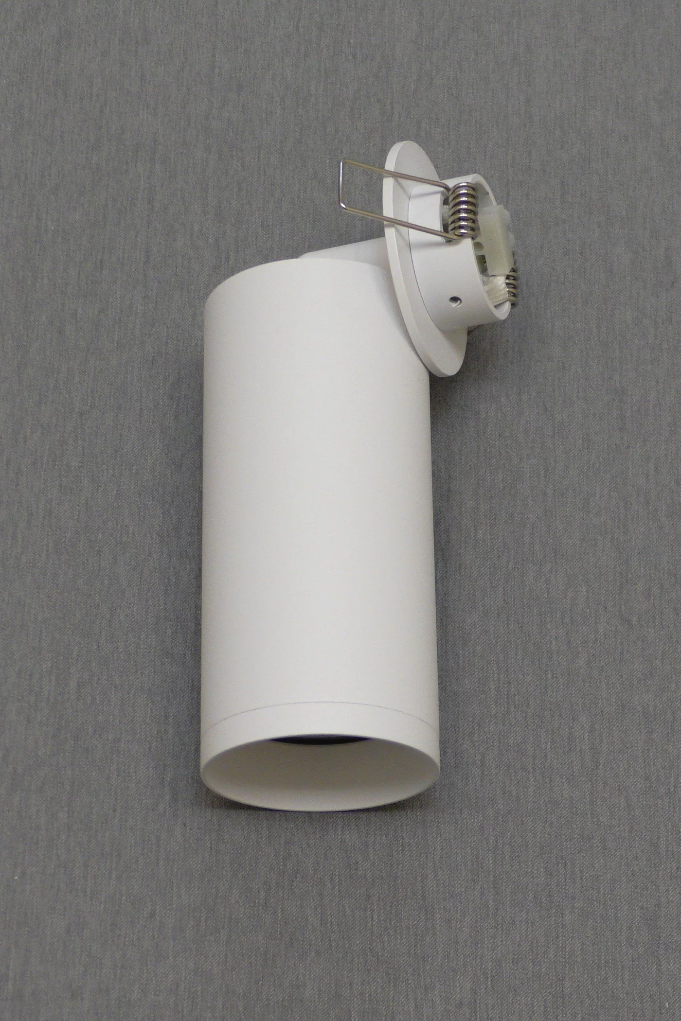   
                        
                        Точковий світильник MAYTONI (Німеччина) 17566    
                         у стилі Лофт.  
                        Тип джерела світла: світлодіодна лампа, змінна.                         Форма: Циліндр.                         Кольори плафонів і підвісок: Білий.                         Матеріал: Алюміній.                          фото 3