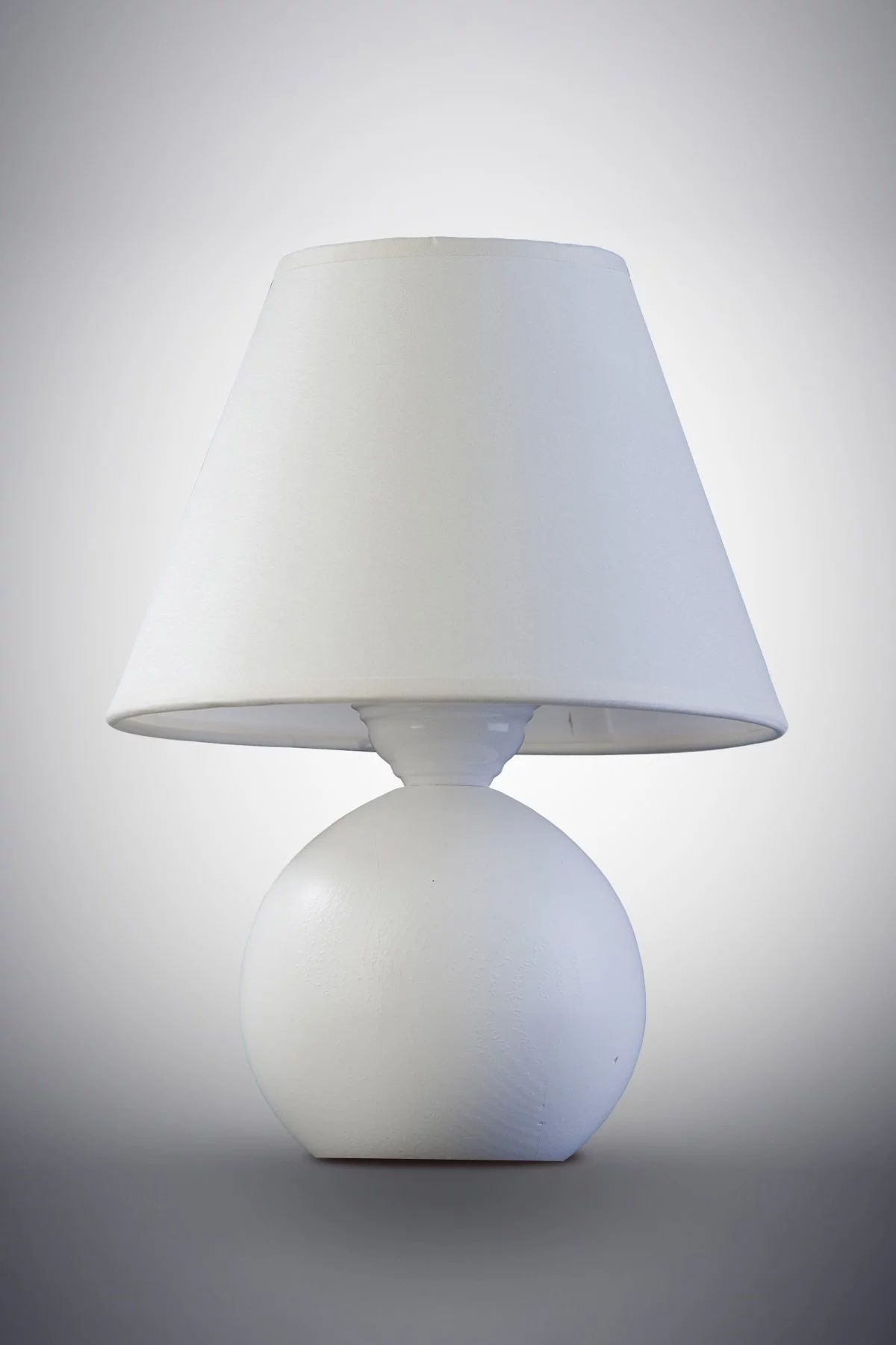   
                        
                        Настільна лампа NB LIGHT (Україна) 17884    
                         у стилі Модерн.  
                        Тип джерела світла: світлодіодна лампа, змінна.                                                 Кольори плафонів і підвісок: Білий.                         Матеріал: Тканина.                          фото 1