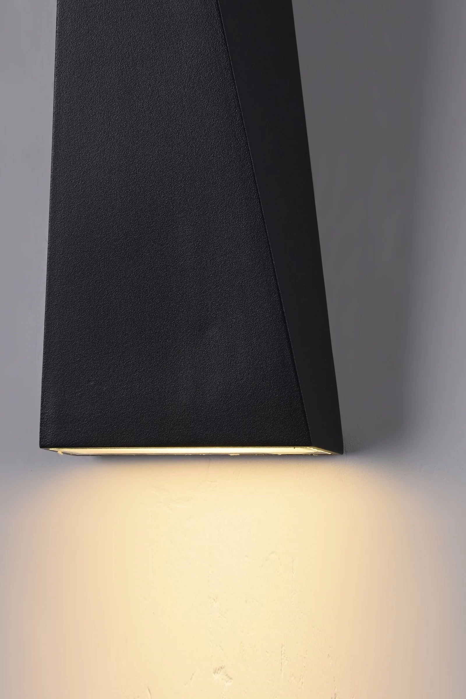   
                        
                        Світильник вуличний MAYTONI (Німеччина) 18035    
                         у стилі Лофт.  
                        Тип джерела світла: вбудований led-модуль, незмінний.                                                 Кольори плафонів і підвісок: Чорний.                         Матеріал: Метал.                          фото 3