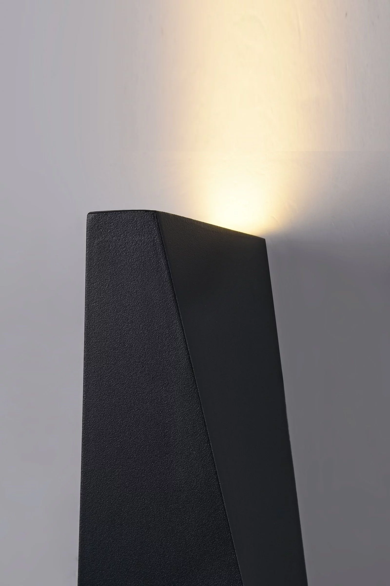   
                        
                        Світильник вуличний MAYTONI (Німеччина) 18035    
                         у стилі Лофт.  
                        Тип джерела світла: вбудований led-модуль, незмінний.                                                 Кольори плафонів і підвісок: Чорний.                         Матеріал: Метал.                          фото 4