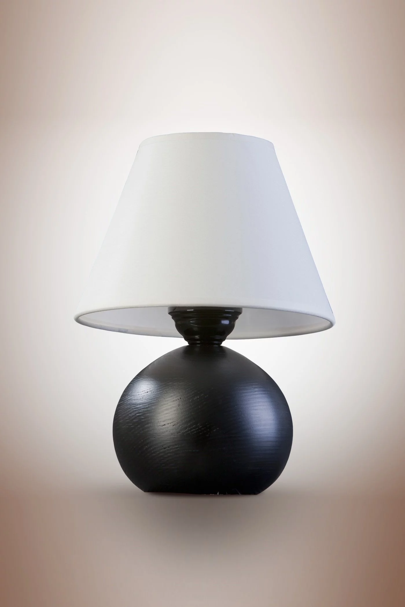   
                        Настільна лампа NB LIGHT (Україна) 18226    
                         у стилі модерн.  
                        Тип джерела світла: cвітлодіодні led, енергозберігаючі, розжарювання.                                                 Кольори плафонів і підвісок: білий.                         Матеріал: тканина.                          фото 1