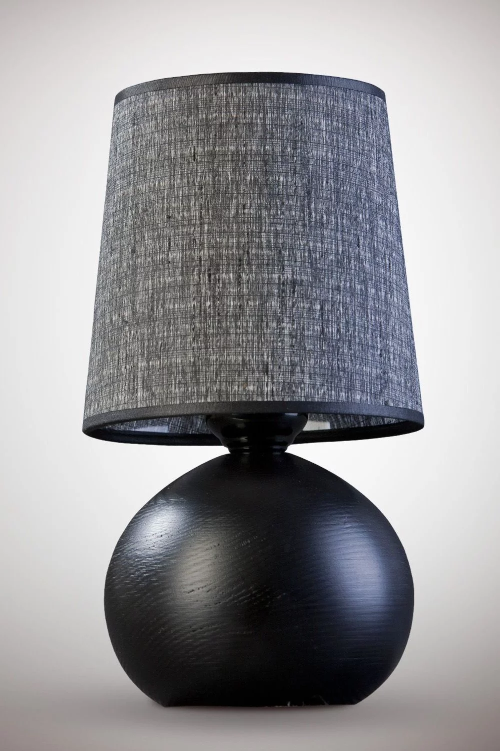   
                        
                        Настільна лампа NB LIGHT (Україна) 18958    
                         у стилі Модерн.  
                        Тип джерела світла: світлодіодна лампа, змінна.                                                 Кольори плафонів і підвісок: Сірий.                         Матеріал: Тканина.                          фото 1