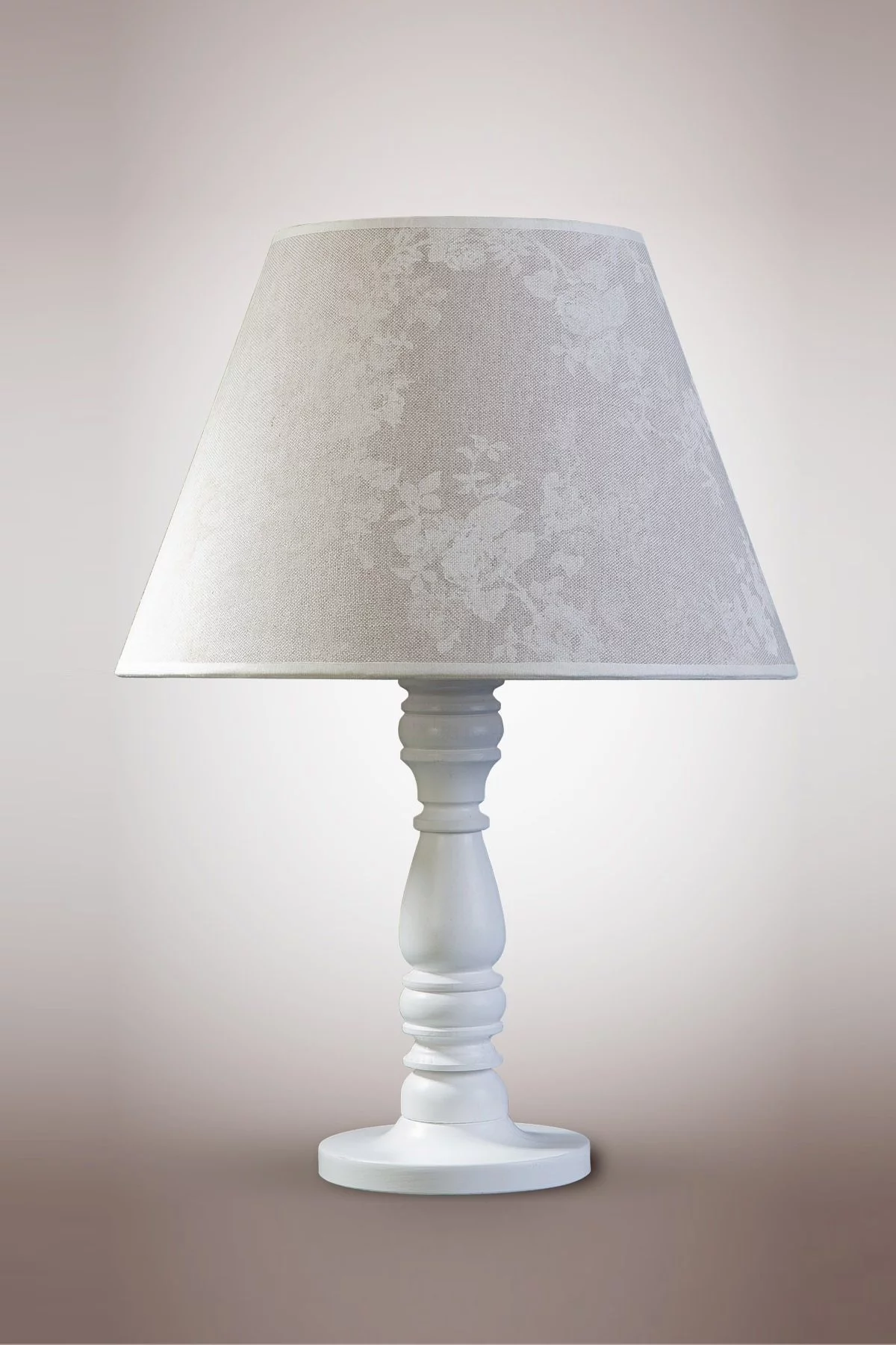   
                        Настільна лампа NB LIGHT (Україна) 19018    
                         у стилі прованс, флористика.  
                        Тип джерела світла: cвітлодіодні led, енергозберігаючі, розжарювання.                                                 Кольори плафонів і підвісок: білий, малюнок.                         Матеріал: тканина.                          фото 1