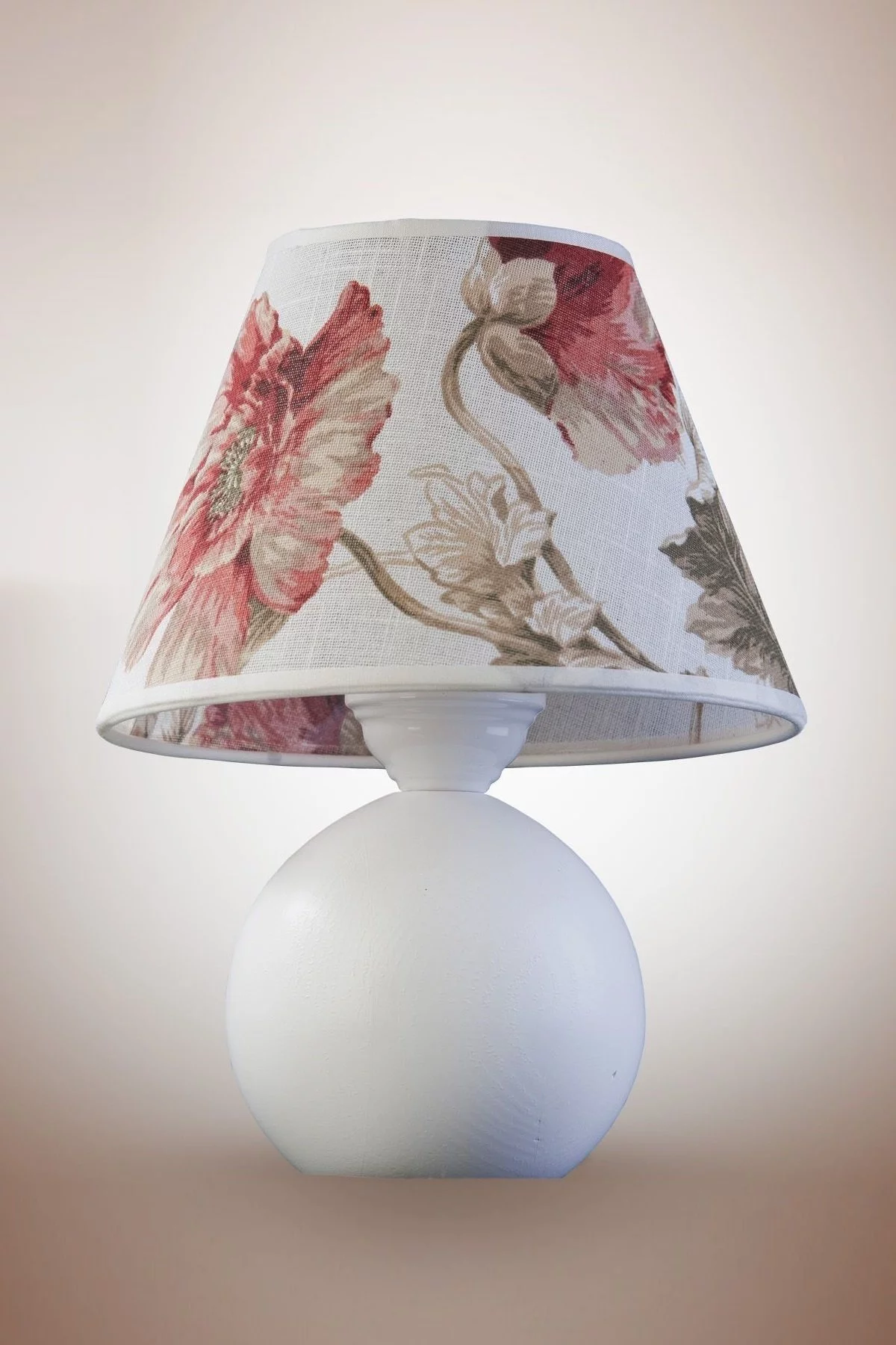  
                        Настільна лампа NB LIGHT (Україна) 19034    
                         у стилі прованс, флористика.  
                        Тип джерела світла: cвітлодіодні led, енергозберігаючі, розжарювання.                                                 Кольори плафонів і підвісок: білий, червоний, малюнок.                         Матеріал: тканина.                          фото 1