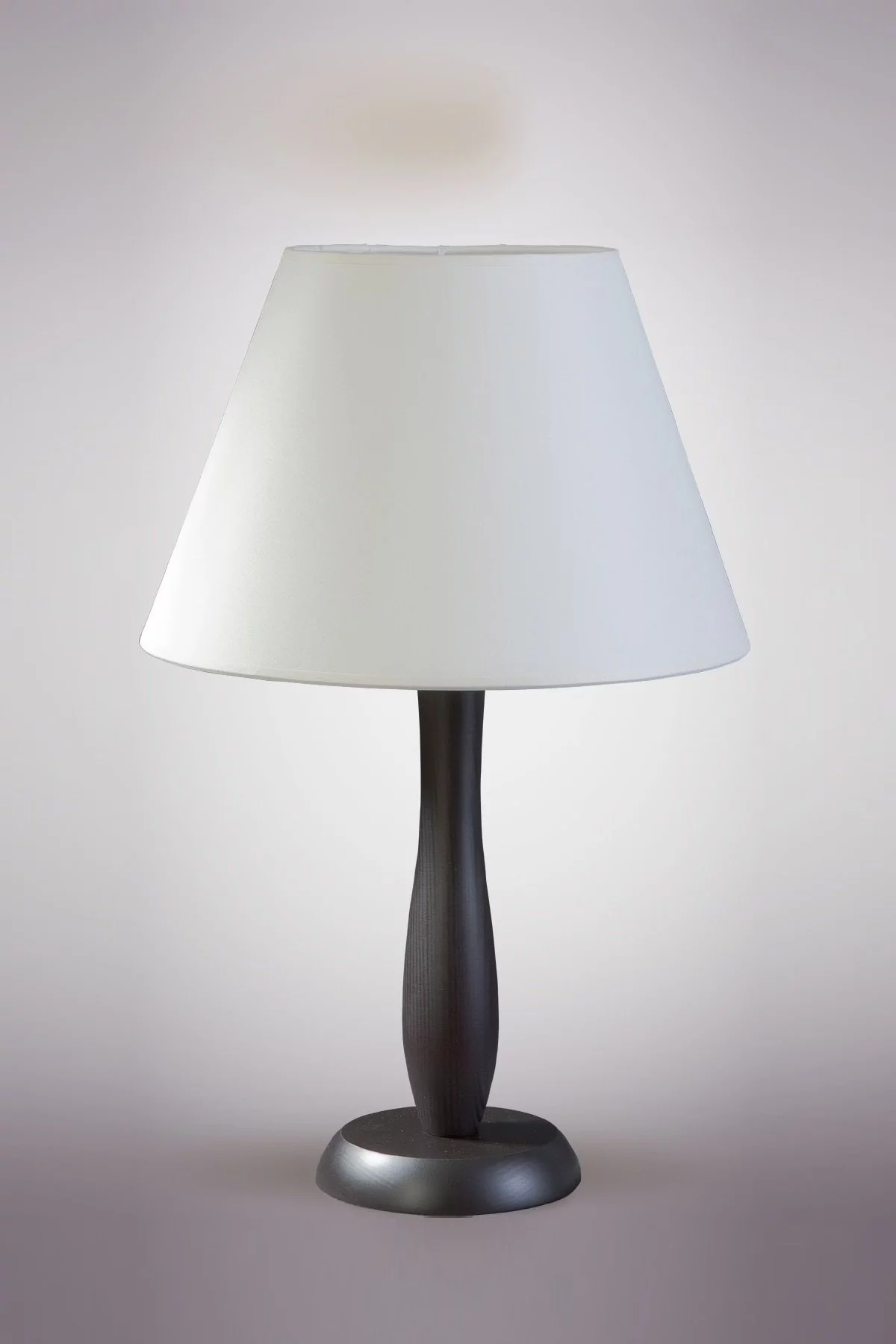   
                        
                        Настільна лампа NB LIGHT (Україна) 19041    
                         у стилі Модерн, Кантрі.  
                        Тип джерела світла: світлодіодна лампа, змінна.                                                 Кольори плафонів і підвісок: Білий.                         Матеріал: Тканина.                          фото 1