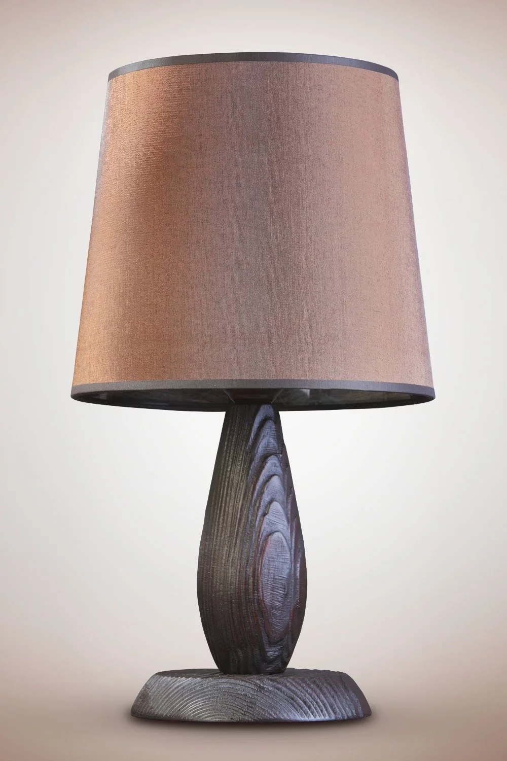   
                        
                        Настільна лампа NB LIGHT (Україна) 19171    
                         у стилі Кантрі.  
                        Тип джерела світла: світлодіодна лампа, змінна.                                                 Кольори плафонів і підвісок: Коричневий.                         Матеріал: Тканина.                          фото 1