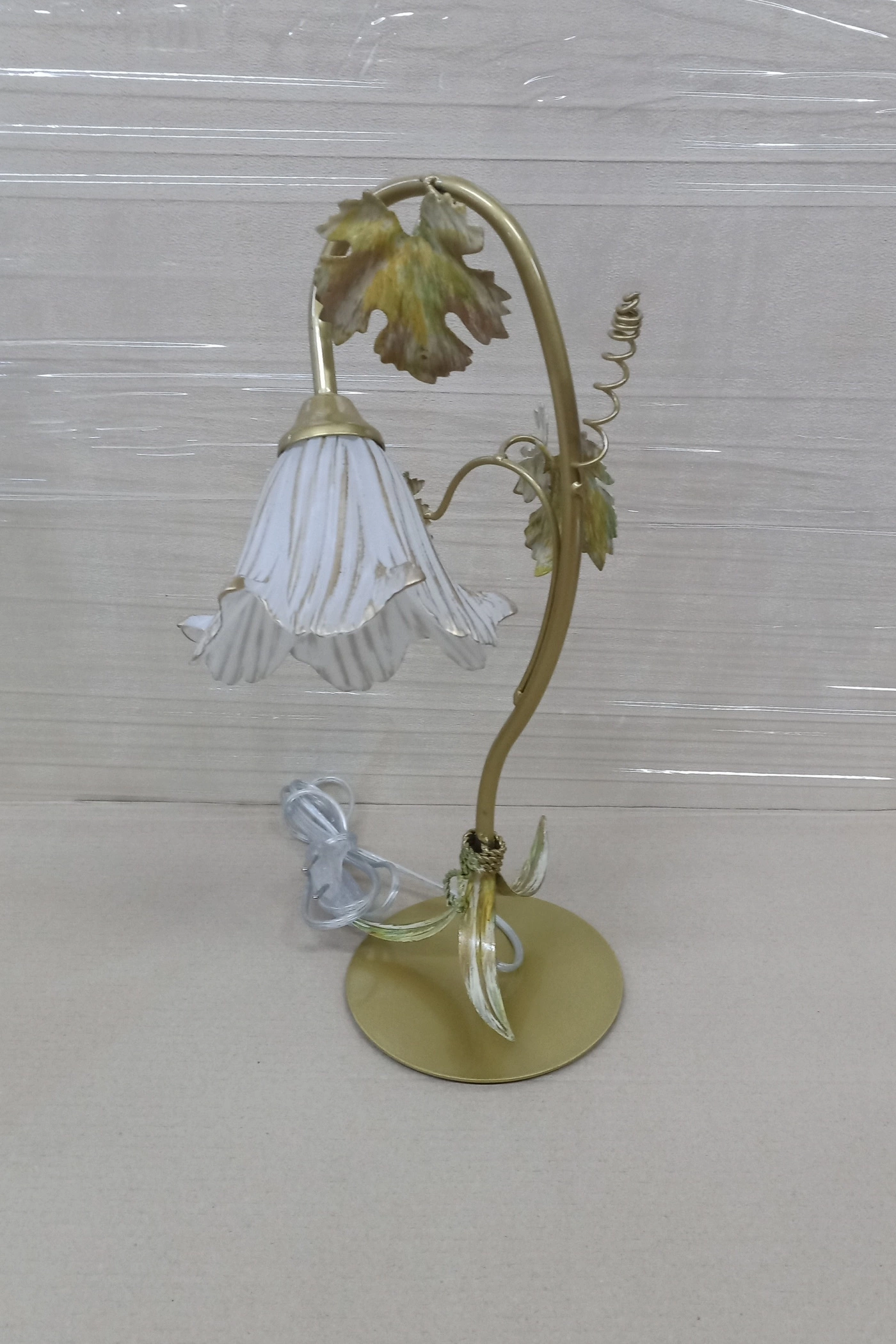   
                        
                        Настільна лампа NB LIGHT (Україна) 19356    
                         у стилі Флористика.  
                        Тип джерела світла: світлодіодна лампа, змінна.                                                 Кольори плафонів і підвісок: Білий, Золото.                         Матеріал: Скло.                          фото 1