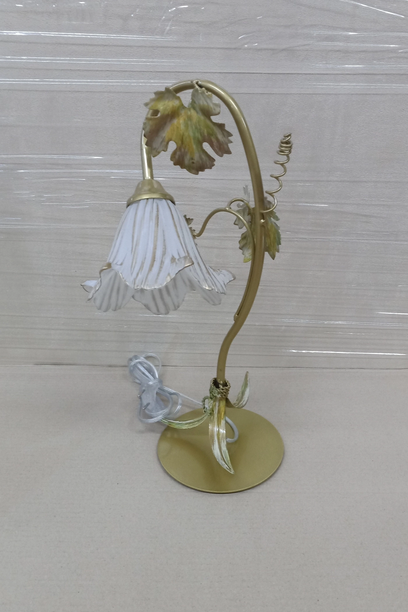   
                        
                        Настільна лампа NB LIGHT (Україна) 19356    
                         У стилі Флористика.  
                        Тип джерела світла: світлодіодна лампа, змінна.                                                 Кольори плафонів і підвісок: Білий, Золото.                         Матеріал: Скло.                          фото 1