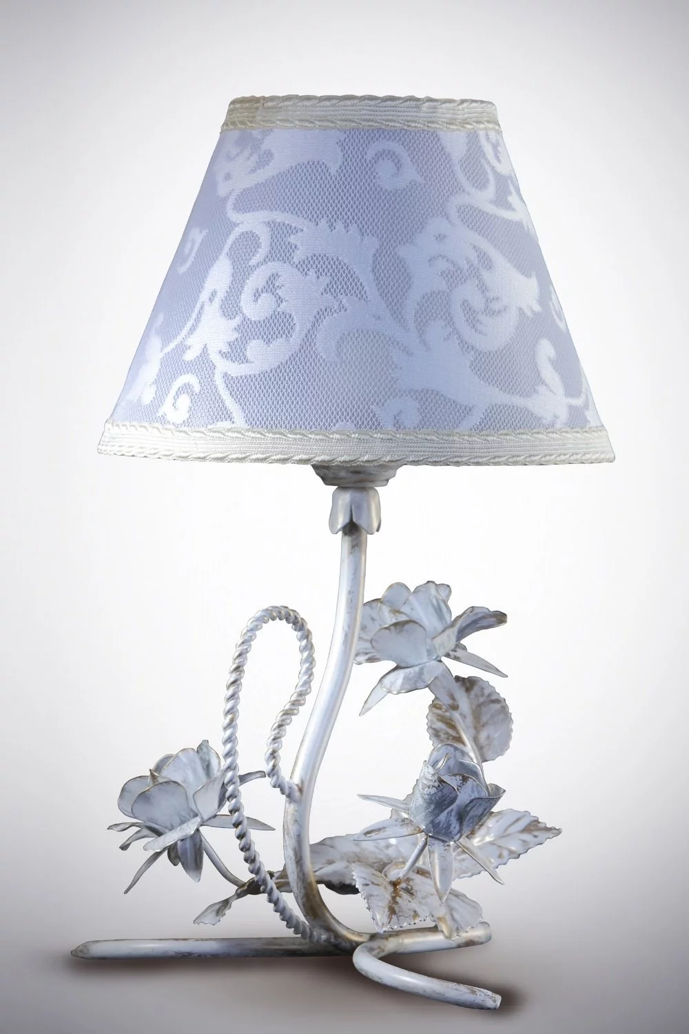   
                        Настільна лампа NB LIGHT (Україна) 19470    
                         у стилі Класика.  
                        Тип джерела світла: світлодіодна лампа, змінна.                                                 Кольори плафонів і підвісок: Білий, Малюнок.                         Матеріал: Тканина.                          фото 1