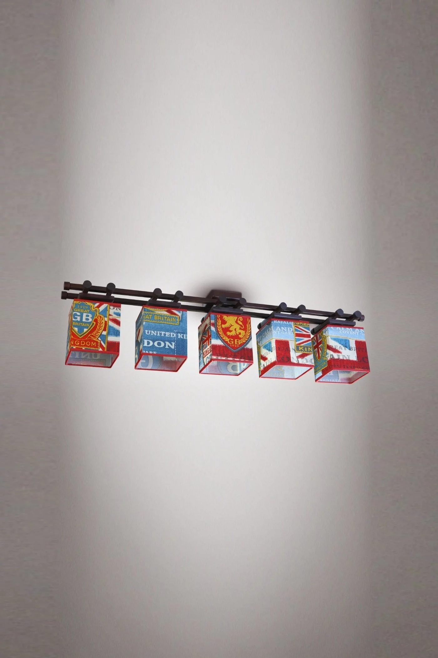   
                        Люстра NB LIGHT  (Украина) 19473    
                         в стиле Модерн.  
                        Тип источника света: светодиодная лампа, сменная.                         Форма: Прямоугольник.                         Цвета плафонов и подвесок: Красный, Синий, Рисунок.                         Материал: Ткань.                          фото 1