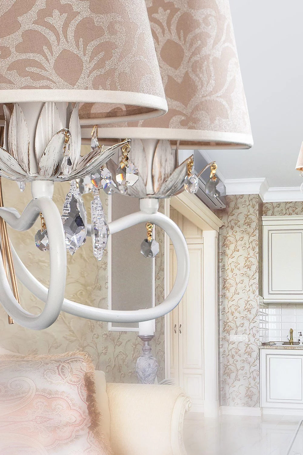   
                        
                        Люстра NB LIGHT (Україна) 19497    
                         У стилі Прованс.  
                        Тип джерела світла: світлодіодна лампа, змінна.                         Форма: Коло.                         Кольори плафонів і підвісок: Бежевий, Малюнок, Прозорий.                         Матеріал: Тканина, Кришталь.                          фото 3