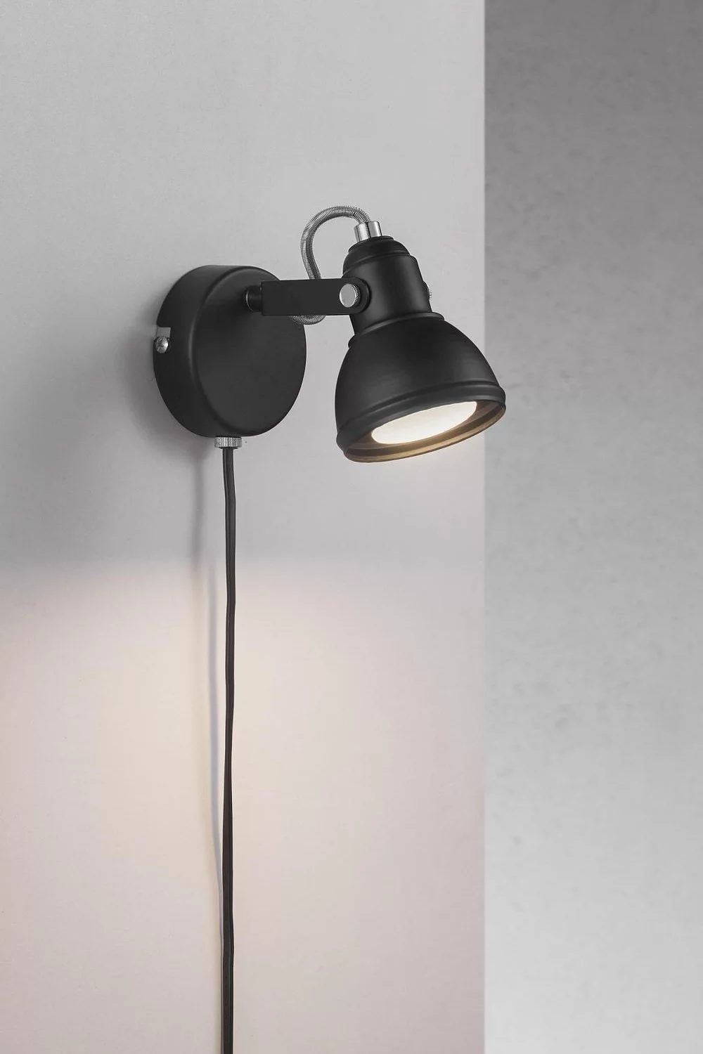   
                        
                        Бра NORDLUX (Данія) 19999    
                         у стилі Лофт.  
                        Тип джерела світла: світлодіодна лампа, змінна.                                                 Кольори плафонів і підвісок: Чорний.                         Матеріал: Метал.                          фото 3