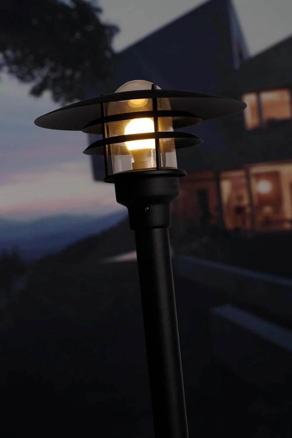   
                        Светильник уличный NORDLUX  (Дания) 20005    
                         в стиле лофт.  
                        Тип источника света: светодиодные led, энергосберегающие, накаливания.                                                 Цвета плафонов и подвесок: прозрачный.                         Материал: стекло.                          фото 2