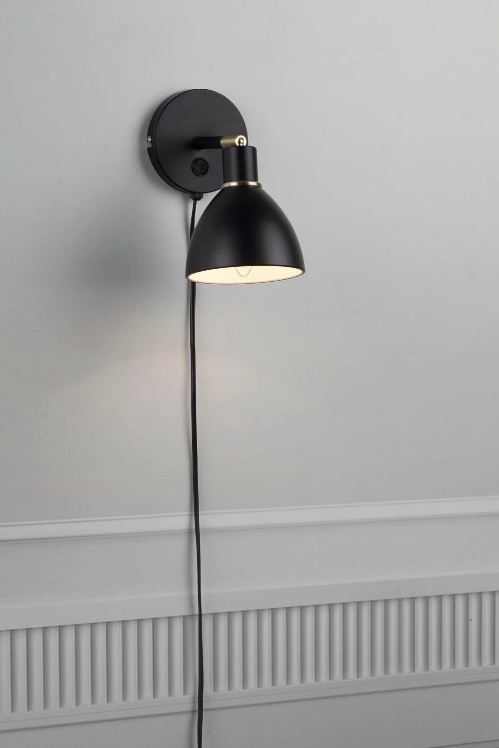   
                        Бра NORDLUX (Данія) 20213    
                         у стилі лофт.  
                        Тип джерела світла: cвітлодіодні led, енергозберігаючі, розжарювання.                                                 Кольори плафонів і підвісок: чорний.                         Матеріал: метал.                          фото 3