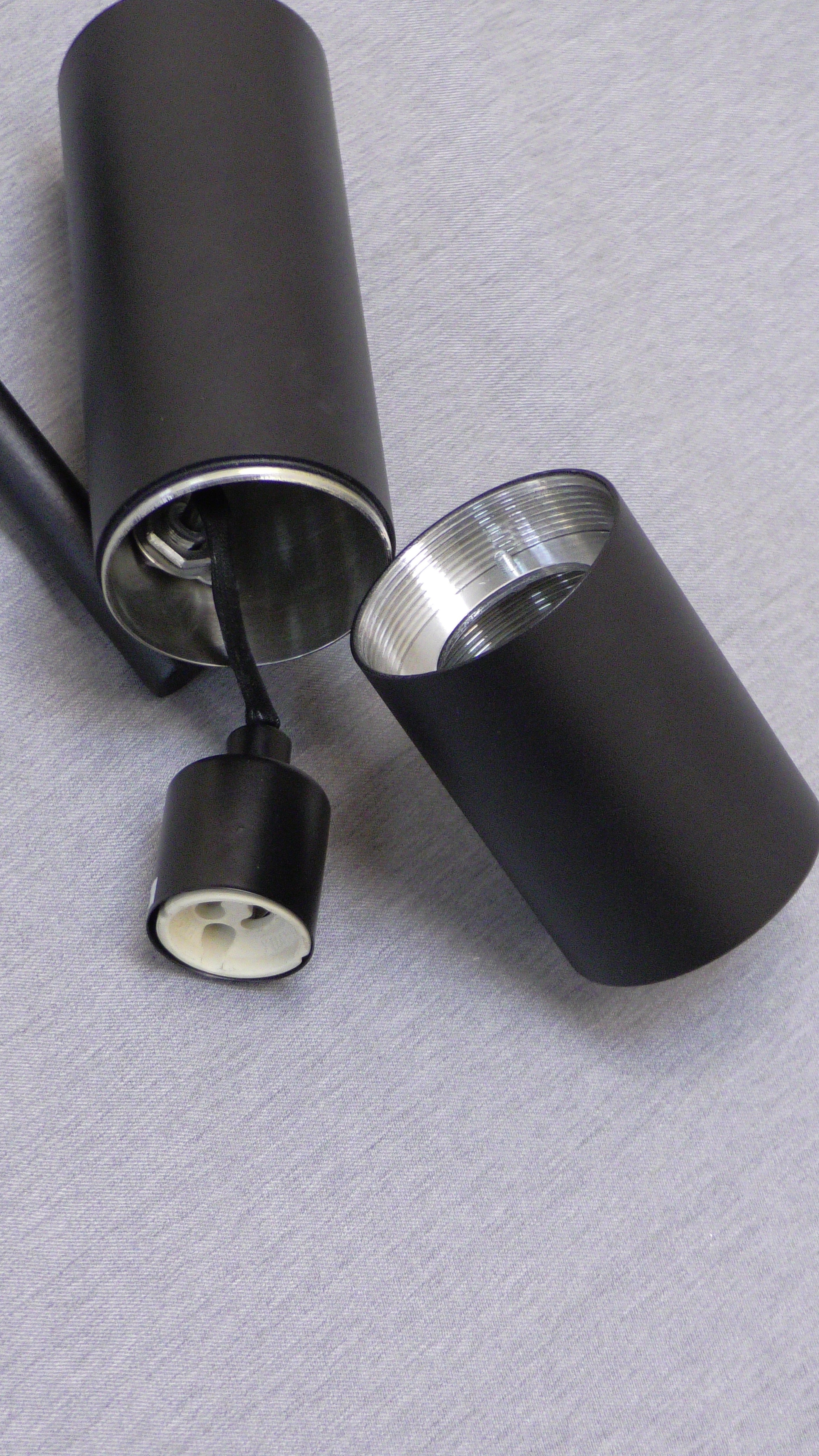   
                        Точковий світильник MAYTONI (Німеччина) 20292    
                         у стилі лофт.  
                        Тип джерела світла: cвітлодіодні led, галогенні.                         Форма: циліндр.                         Кольори плафонів і підвісок: чорний.                         Матеріал: алюміній.                          фото 3