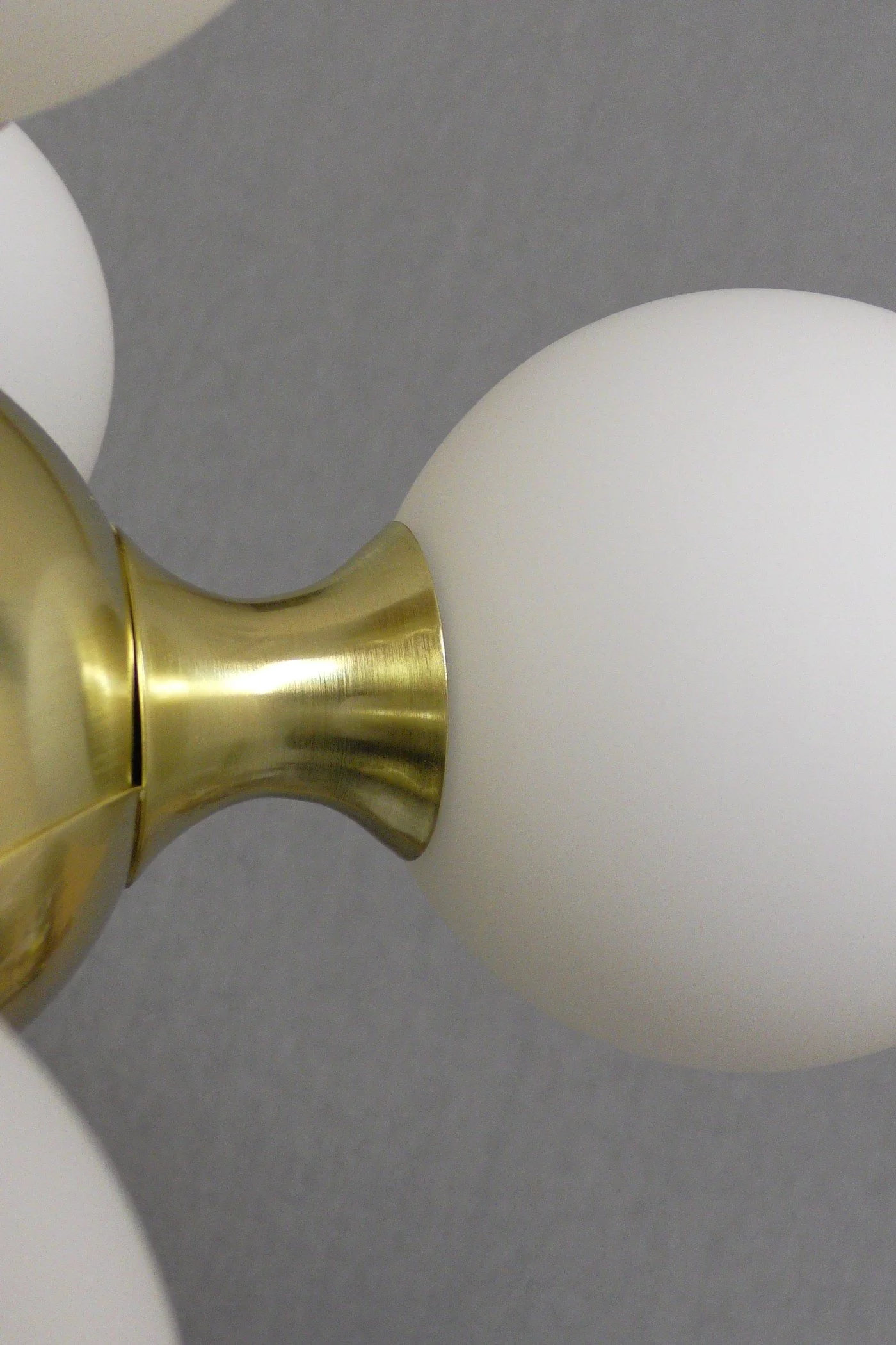   
                        Люстра MAYTONI (Німеччина) 20414    
                         у стилі Модерн.  
                        Тип джерела світла: світлодіодна лампа, змінна.                         Форма: Коло, Молекула.                         Кольори плафонів і підвісок: Білий.                         Матеріал: Скло.                          фото 2