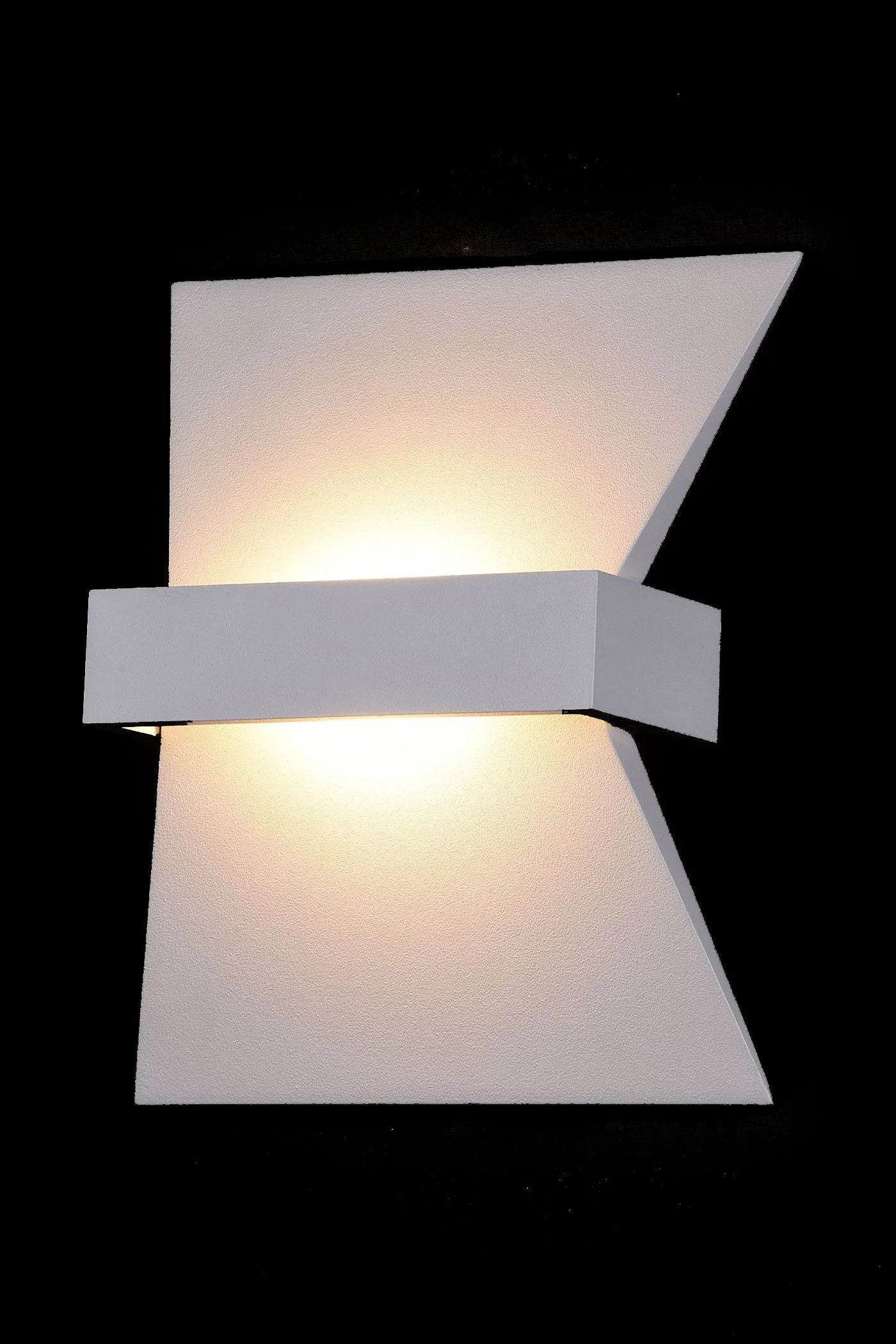   
                        
                        Світильник настінний MAYTONI (Німеччина) 20427    
                         у стилі Скандинавський.  
                        Тип джерела світла: вбудований led-модуль, незмінний.                                                 Кольори плафонів і підвісок: Білий.                         Матеріал: Метал.                          фото 2