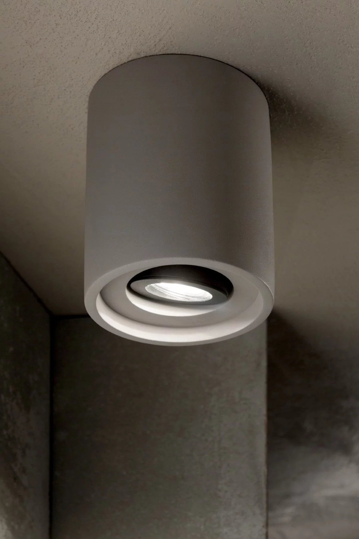   
                        
                        Точечный светильник IDEAL LUX (Италия) 22984    
                         в стиле Модерн.  
                        Тип источника света: светодиодная лампа, сменная.                         Форма: Цилиндр.                         Цвета плафонов и подвесок: Серый.                         Материал: Бетон.                          фото 2