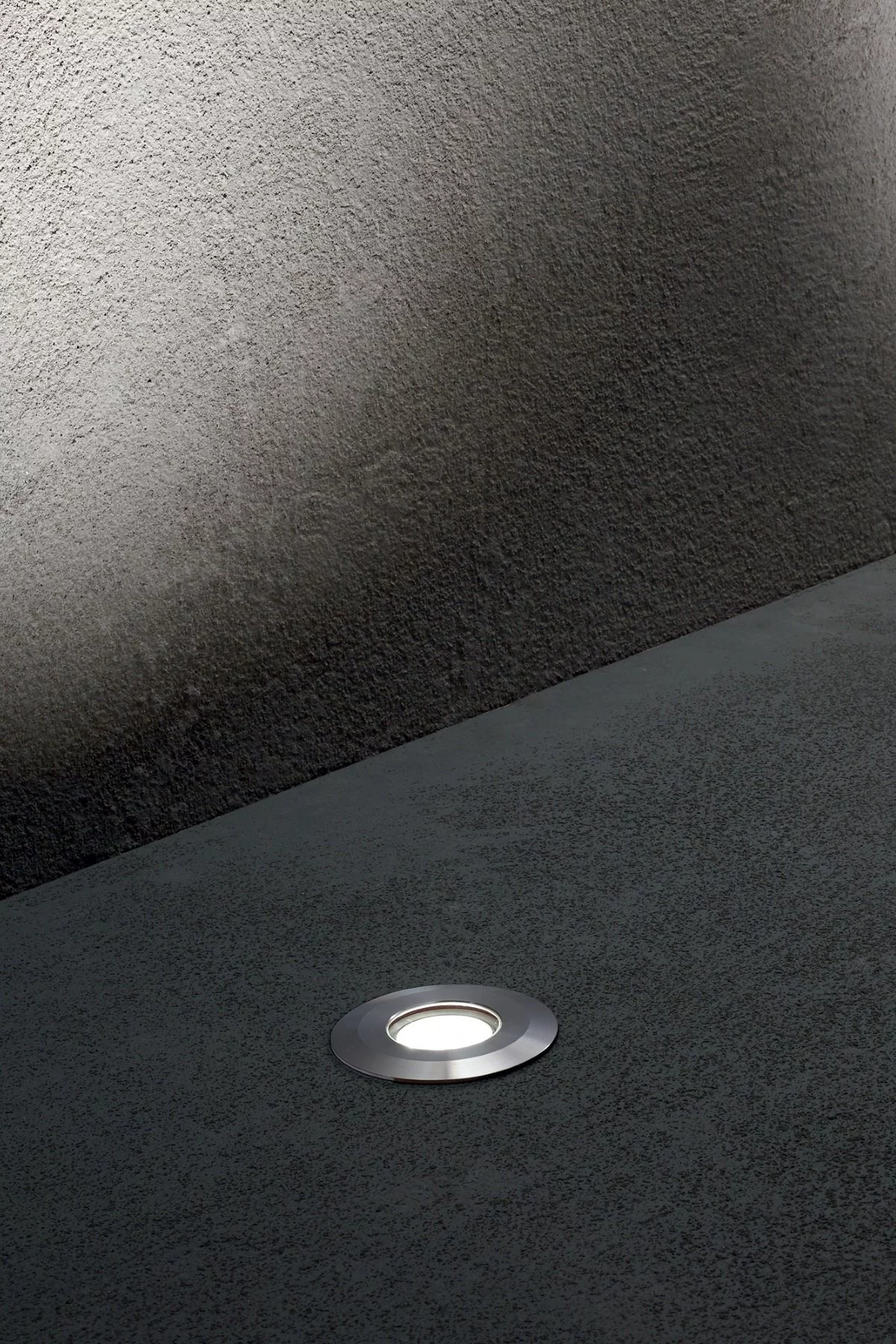   
                        
                        Светильник уличный IDEAL LUX (Италия) 23122    
                        .  
                        Тип источника света: встроенный led-модуль, несъемный.                                                 Цвета плафонов и подвесок: Прозрачный.                         Материал: Стекло.                          фото 2