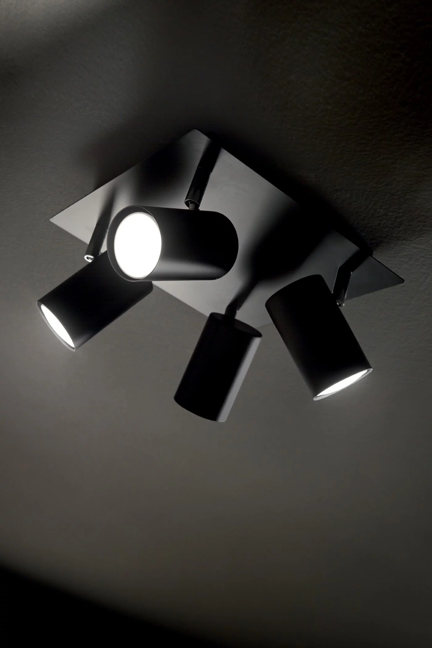   
                        
                        Світильник поворотний IDEAL LUX (Італія) 23141    
                         у стилі Лофт.  
                        Тип джерела світла: світлодіодна лампа, змінна.                         Форма: Квадрат.                         Кольори плафонів і підвісок: Чорний.                         Матеріал: Метал.                          фото 2