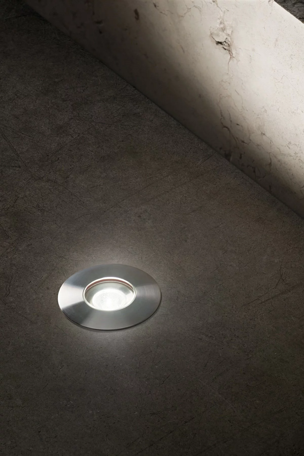   
                        
                        Світильник вуличний IDEAL LUX (Італія) 23187    
                         у стилі Хай-тек.  
                        Тип джерела світла: вбудований led-модуль, незмінний.                         Форма: Коло.                         Кольори плафонів і підвісок: Прозорий.                         Матеріал: Скло.                          фото 2