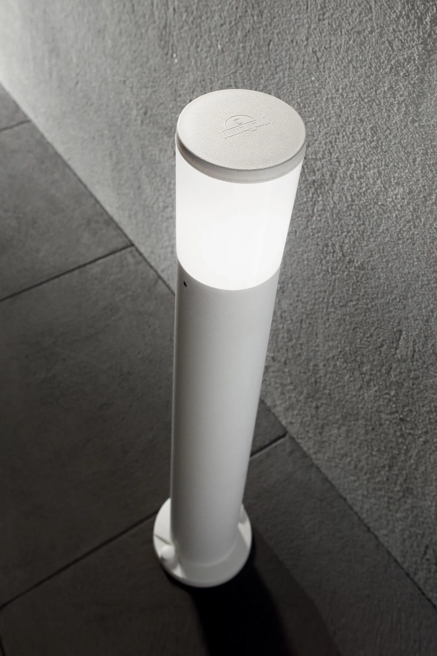   
                        Світильник вуличний IDEAL LUX (Італія) 23234    
                         у стилі Модерн.  
                        Тип джерела світла: cвітлодіодні led, енергозберігаючі, розжарювання.                                                 Кольори плафонів і підвісок: Білий.                         Матеріал: Пластик.                          фото 3