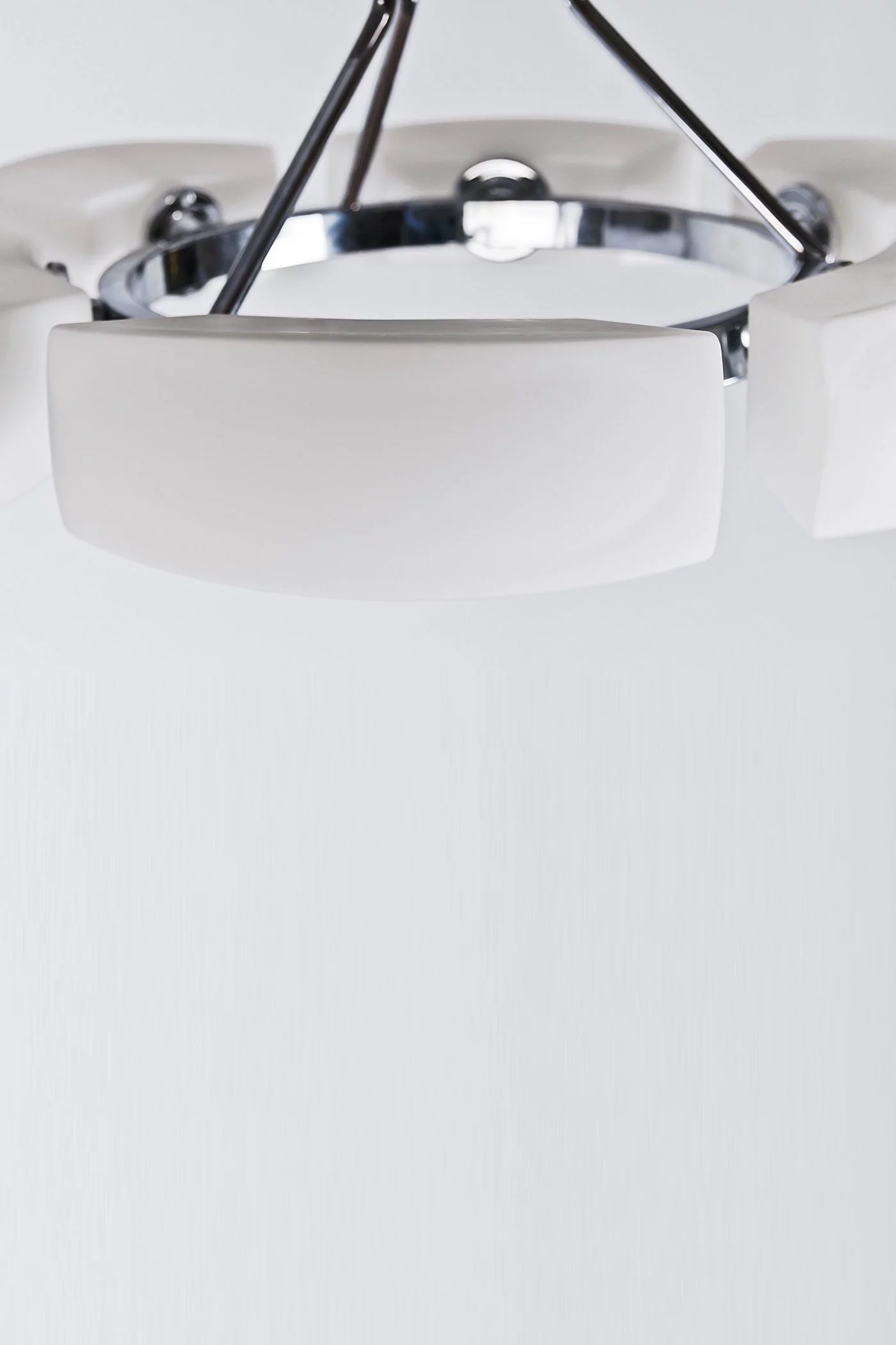   
                        
                        Люстра AZZARDO (Польща) 23881    
                         у стилі Модерн.  
                        Тип джерела світла: світлодіодна лампа, змінна.                         Форма: Коло.                         Кольори плафонів і підвісок: Білий.                         Матеріал: Скло.                          фото 3