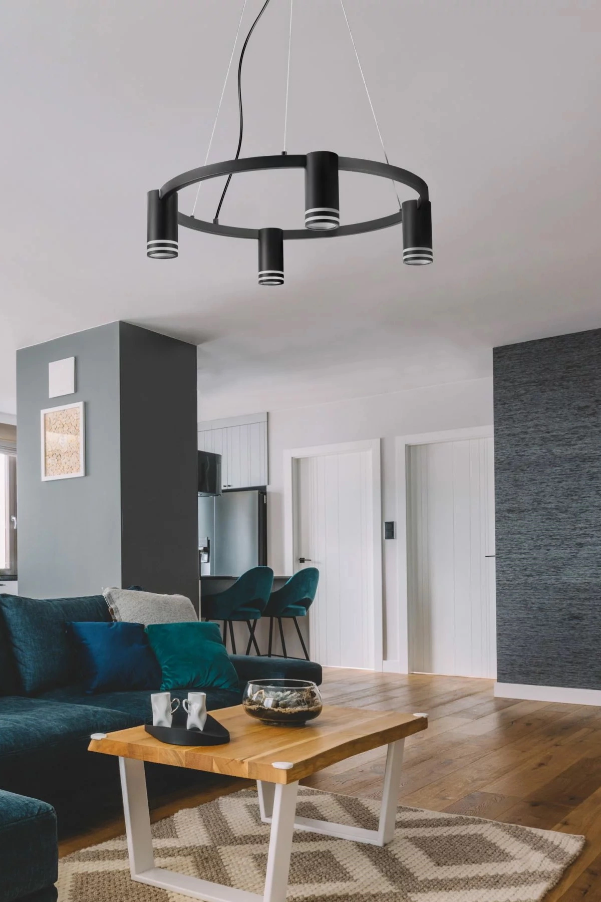   
                        
                        Люстра GOLDLUX (Польша) 24990    
                         В стиле Лофт.  
                        Тип источника света: светодиодная лампа, сменная.                         Форма: Круг.                         Цвета плафонов и подвесок: Черный.                         Материал: Акрил.                          фото 6