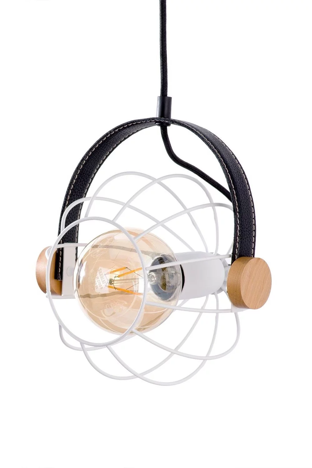   
                        
                        Люстра NB LIGHT (Україна) 25534    
                         У стилі Лофт.  
                        Тип джерела світла: світлодіодна лампа, змінна.                         Форма: Куля.                         Кольори плафонів і підвісок: Білий, Чорний, Коричневий.                         Матеріал: Метал, Шкіра, Дерево.                          фото 2