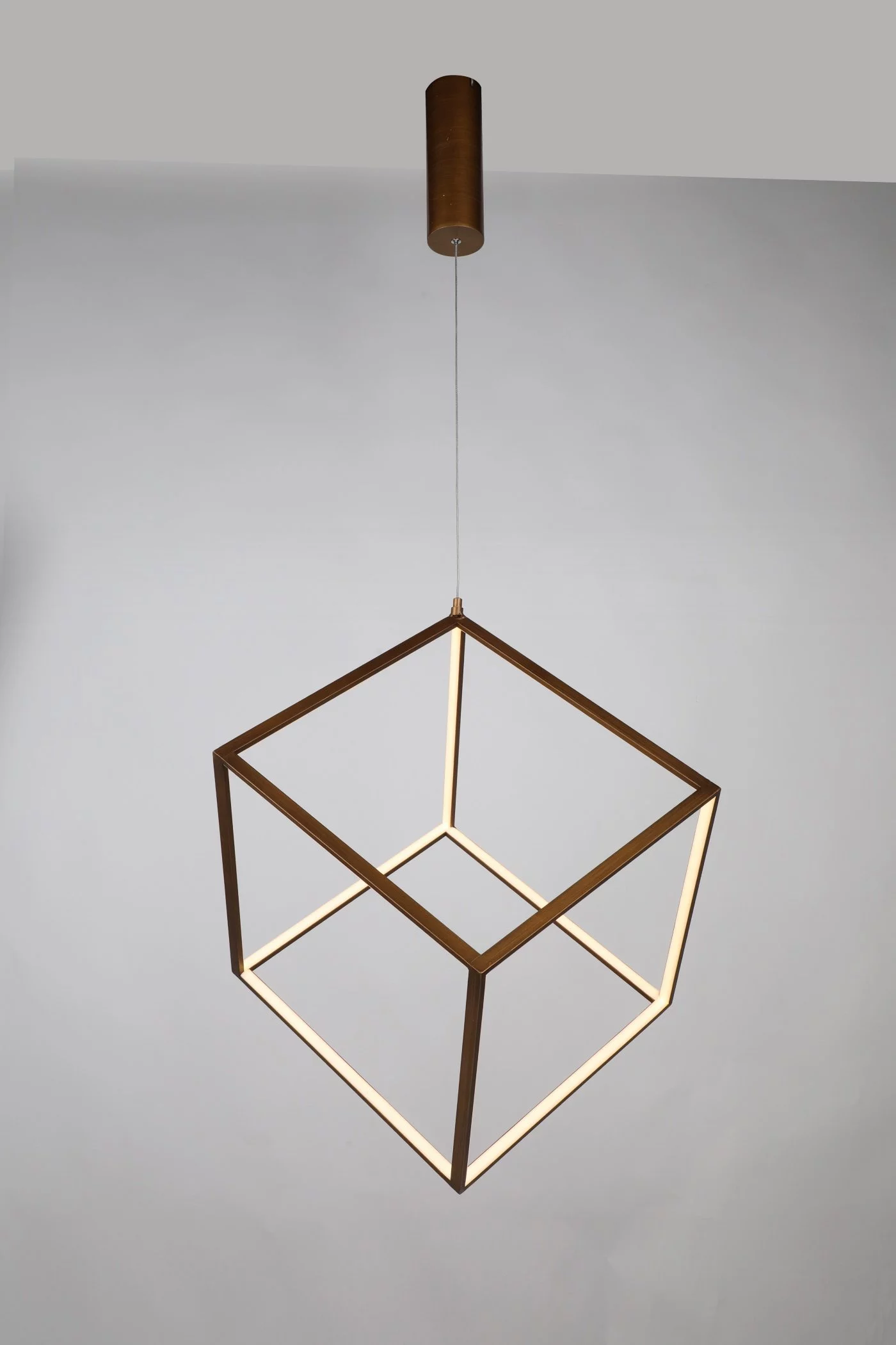  
                        
                        Люстра LAGUNA LIGHTING (Україна) 25594    
                         У стилі Модерн.  
                        Тип джерела світла: вбудований led-модуль, незмінний.                         Форма: Куб.                         Кольори плафонів і підвісок: Латунь.                         Матеріал: Пластик.                          фото 1