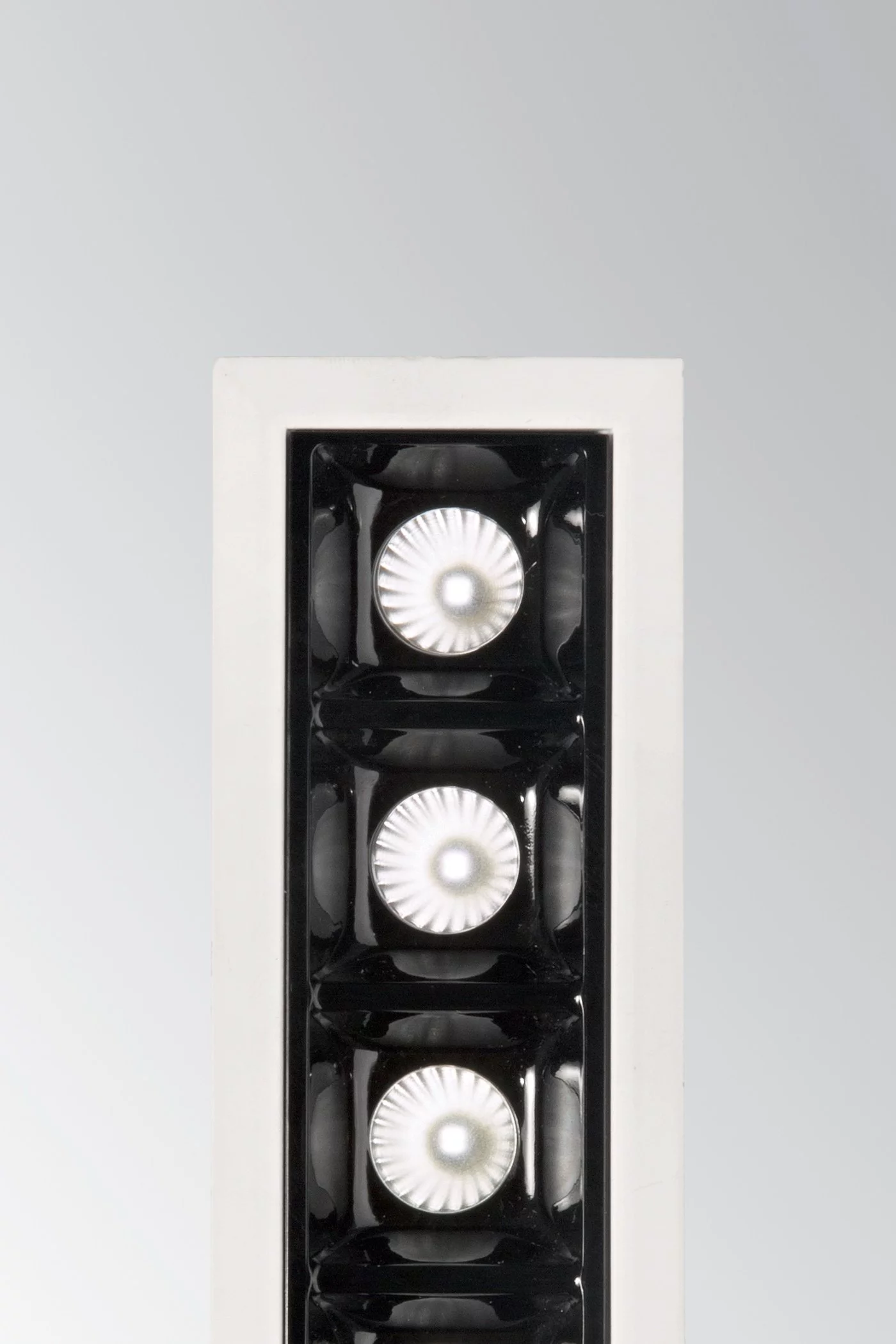   
                        
                        Точечный светильник IDEAL LUX (Италия) 25894    
                         в стиле Лофт.  
                        Тип источника света: встроенный led-модуль, несъемный.                         Форма: Прямоугольник.                         Цвета плафонов и подвесок: Белый.                         Материал: Металл.                          фото 4