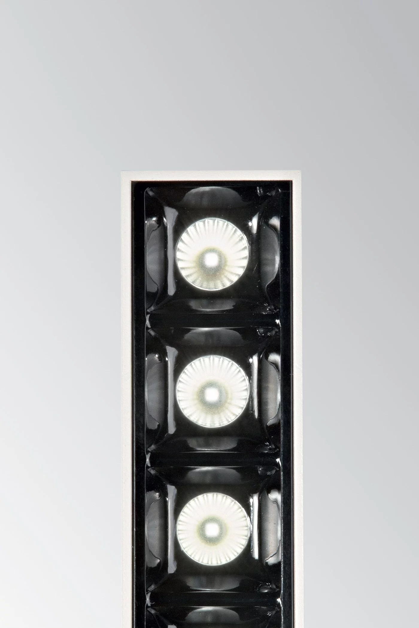  
                        
                        Точечный светильник IDEAL LUX (Италия) 25894    
                         в стиле Лофт.  
                        Тип источника света: встроенный led-модуль, несъемный.                         Форма: Прямоугольник.                         Цвета плафонов и подвесок: Белый.                         Материал: Металл.                          фото 5