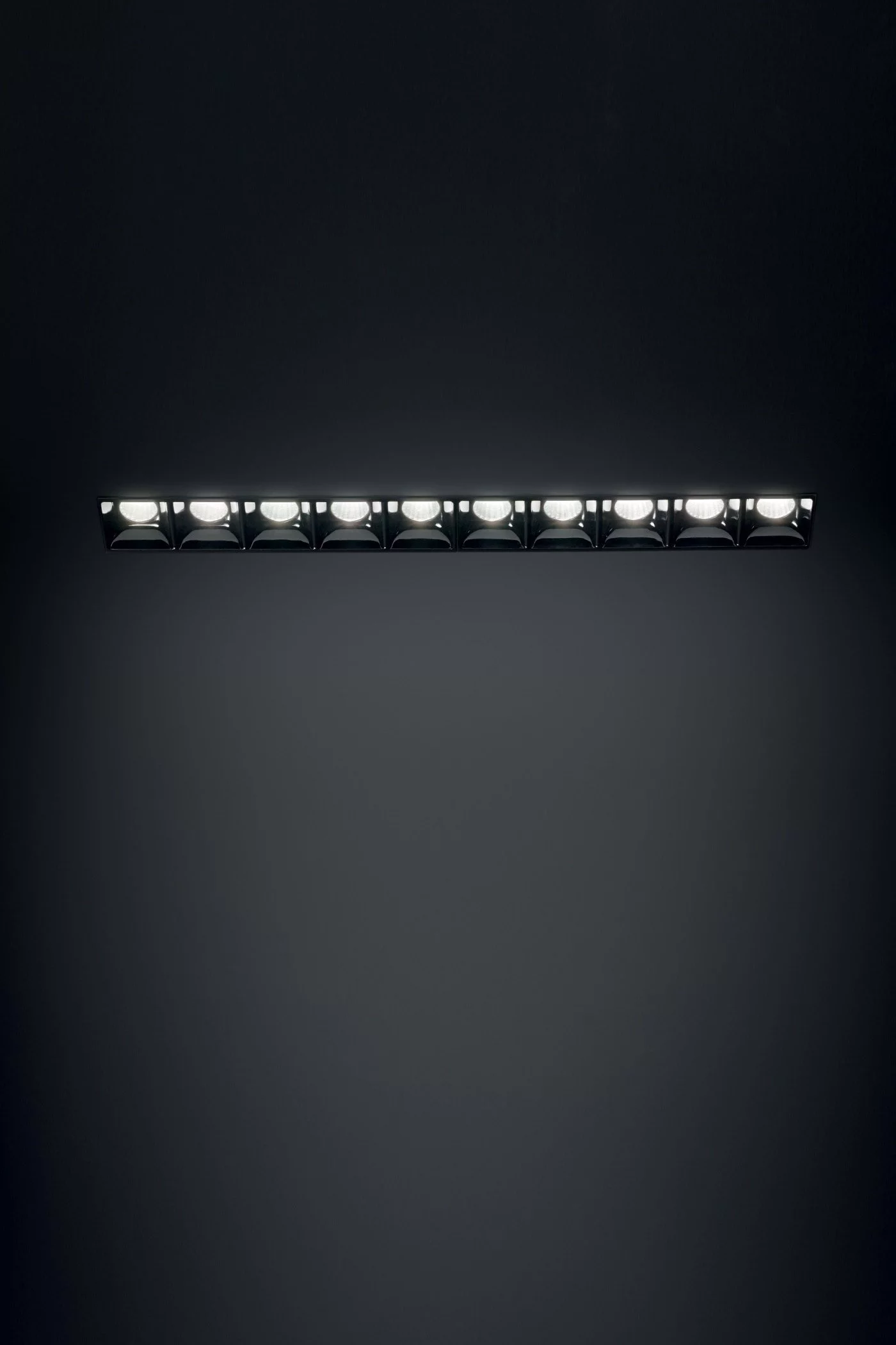   
                        
                        Точковий світильник IDEAL LUX (Італія) 25895    
                         у стилі Лофт.  
                        Тип джерела світла: вбудований led-модуль, незмінний.                         Форма: Прямокутник.                         Кольори плафонів і підвісок: Чорний.                         Матеріал: Метал.                          фото 2