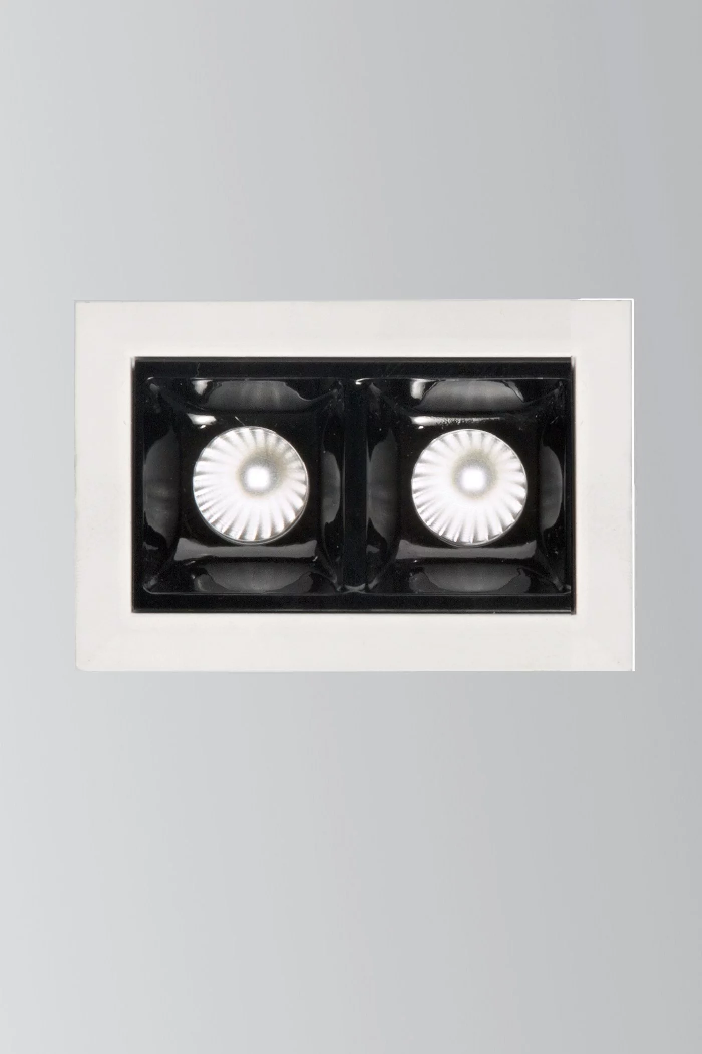   
                        
                        Точечный светильник IDEAL LUX (Италия) 25896    
                         в стиле Лофт.  
                        Тип источника света: встроенный led-модуль, несъемный.                         Форма: Прямоугольник.                         Цвета плафонов и подвесок: Белый.                         Материал: Металл.                          фото 1