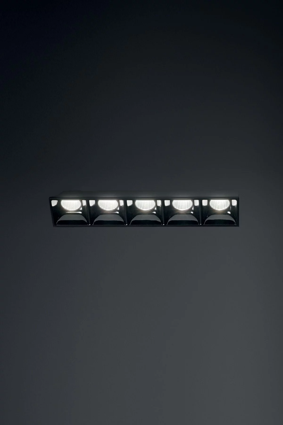   
                        
                        Точковий світильник IDEAL LUX (Італія) 25899    
                         у стилі Лофт.  
                        Тип джерела світла: вбудований led-модуль, незмінний.                         Форма: Прямокутник.                         Кольори плафонів і підвісок: Чорний.                         Матеріал: Метал.                          фото 1