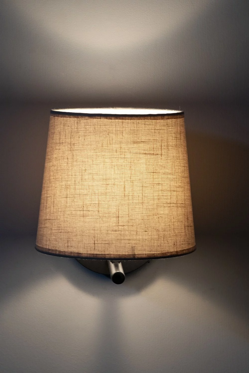   
                        
                        Бра NB LIGHT (Украина) 27086    
                         В стиле Модерн.  
                        Тип источника света: светодиодная лампа, сменная.                                                 Цвета плафонов и подвесок: Бежевый.                         Материал: Ткань.                          фото 3
