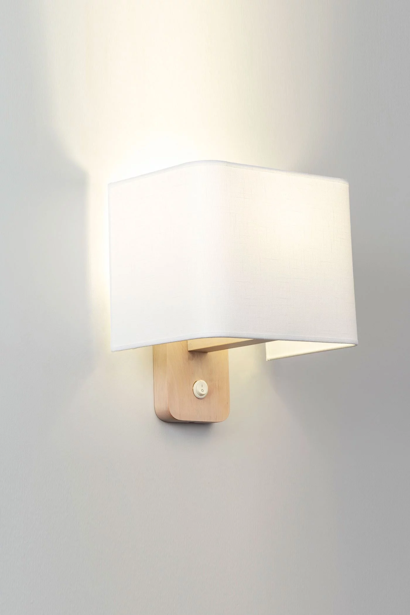   
                        
                        Бра NB LIGHT (Украина) 27322    
                         В стиле Модерн.  
                        Тип источника света: светодиодная лампа, сменная.                                                 Цвета плафонов и подвесок: Белый.                         Материал: Ткань.                          фото 3