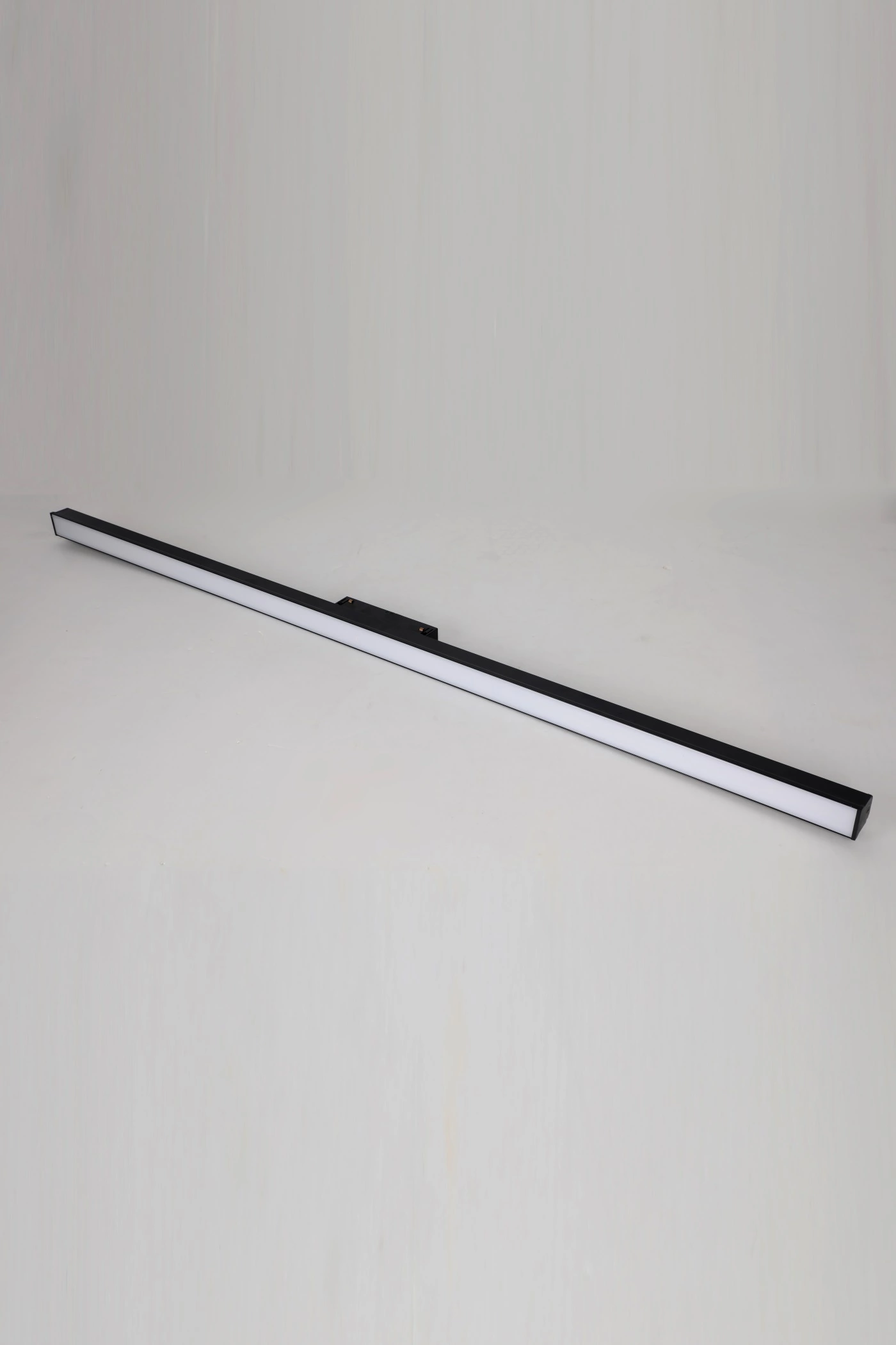 Трековый магнитный светильник LAGUNA LIGHTING (Украина) 29495    
                         В стиле Лофт.  
                        Тип источника света: встроенный led-модуль, несъемный.                                                 Цвета плафонов и подвесок: Черный.                         Материал: Металл.                          фото 1