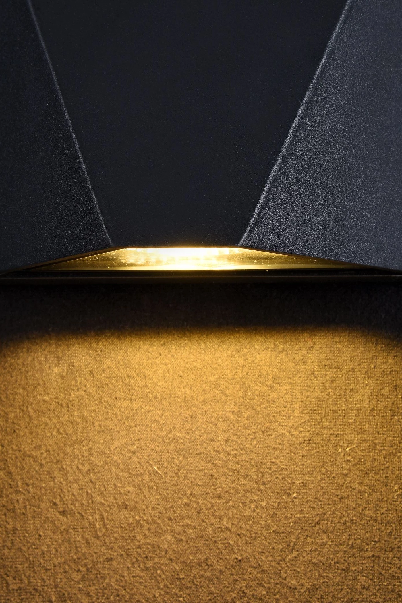   
                        Світильник вуличний MAYTONI (Німеччина) 29528    
                         у стилі лофт.  
                        Тип джерела світла: вбудовані світлодіоди led.                                                 Кольори плафонів і підвісок: чорний.                         Матеріал: метал.                          фото 4