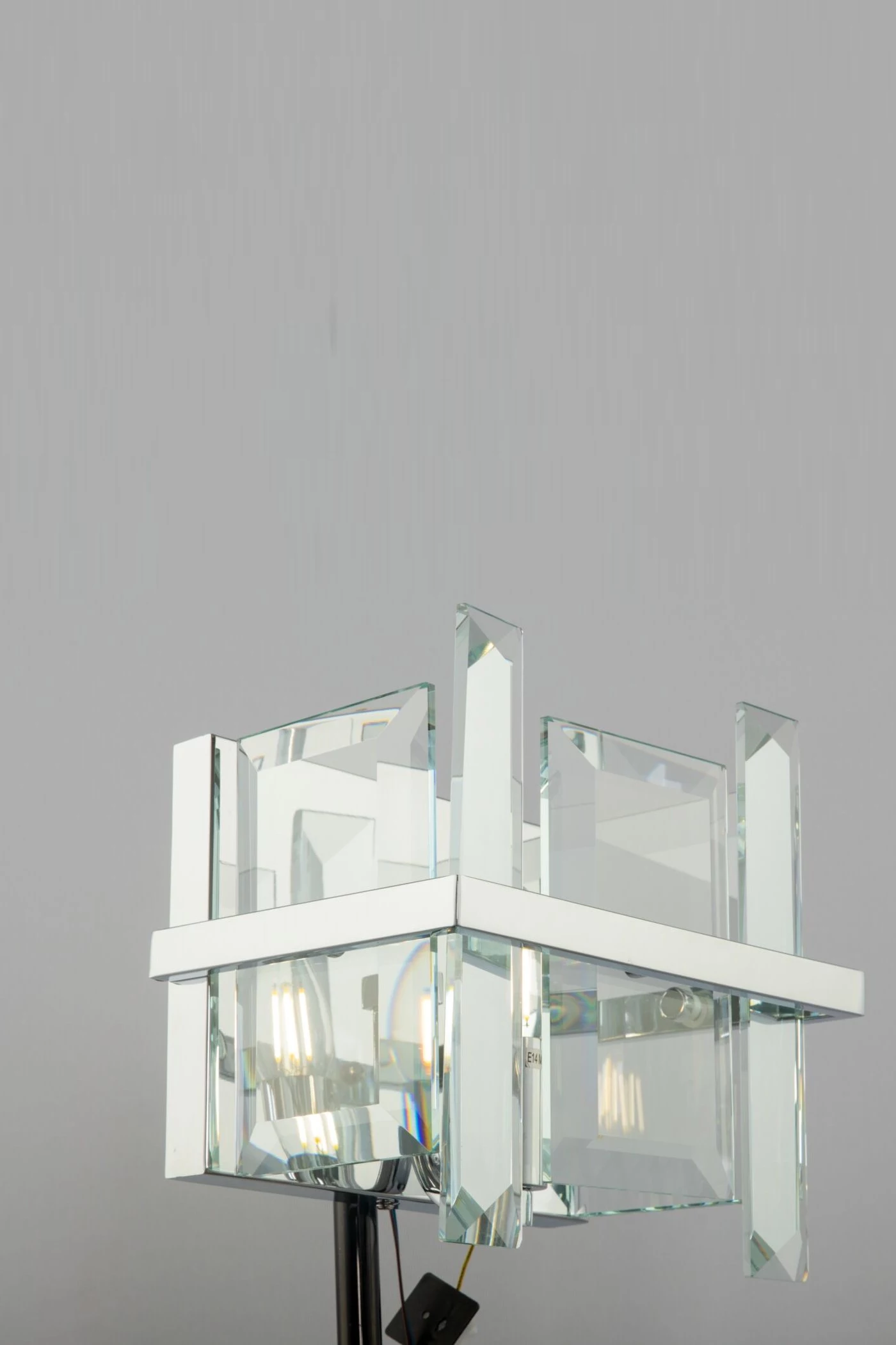   
                        
                        Бра MAYTONI (Германия) 30473    
                         в стиле Арт-деко.  
                        Тип источника света: светодиодная лампа, сменная.                                                 Цвета плафонов и подвесок: Прозрачный.                         Материал: Хрусталь.                          фото 3