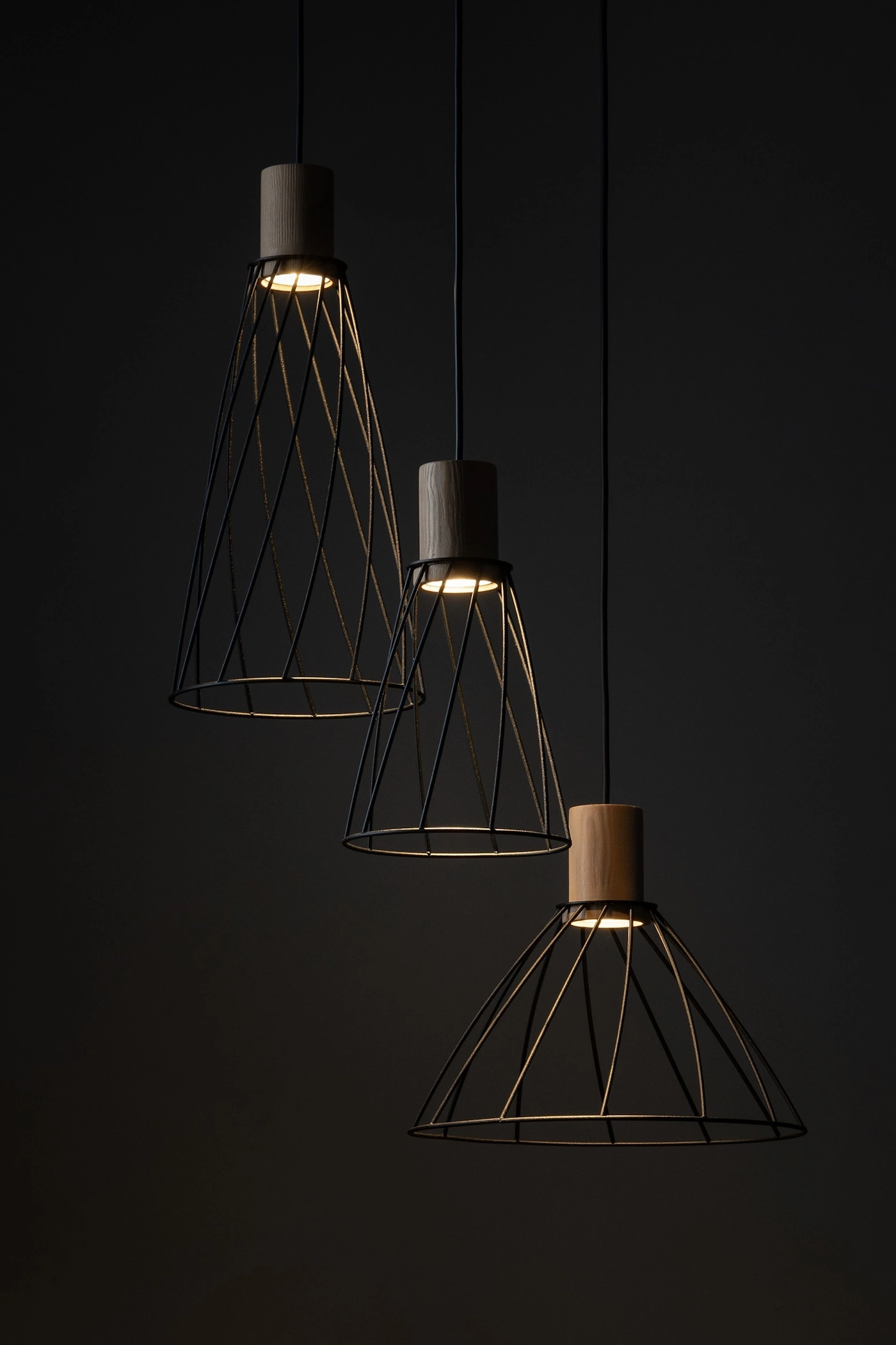   
                        
                        Люстра TK LIGHTING (Польща) 30631    
                         У стилі Лофт.  
                        Тип джерела світла: світлодіодна лампа, змінна.                         Форма: Коло.                         Кольори плафонів і підвісок: Чорний, Коричневий.                         Матеріал: Метал, Дерево.                          фото 6
